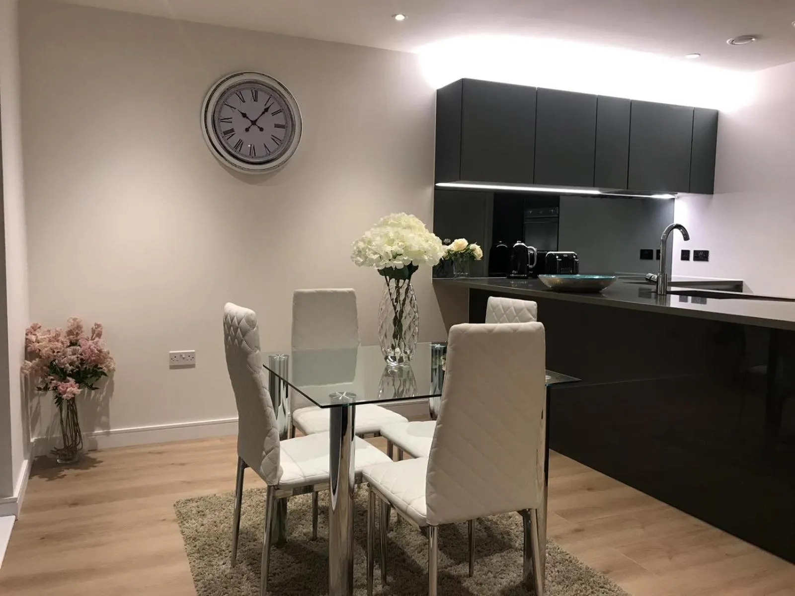 Dining area, Kitchen/Kitchenette in Kew Bridge Apartments