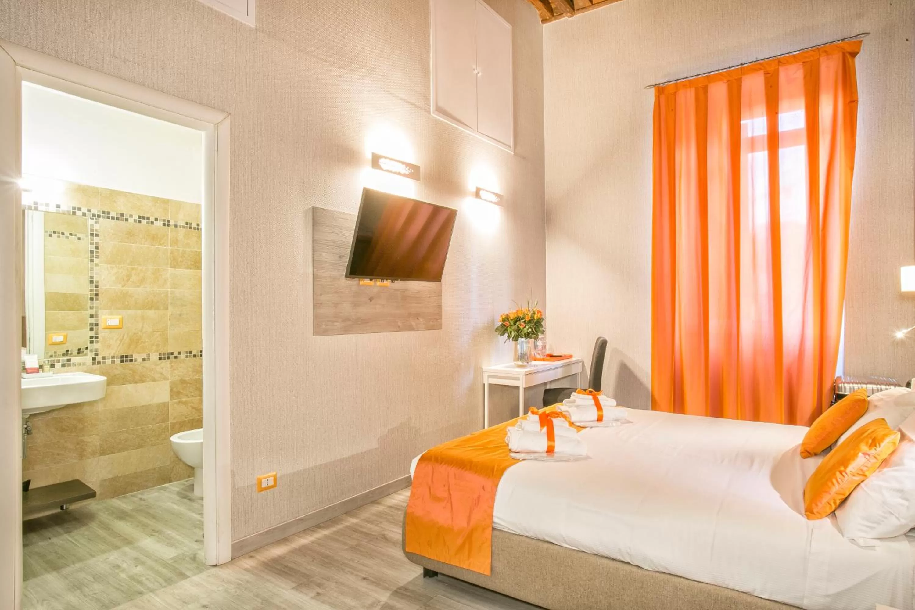 Photo of the whole room, Bed in History Suite