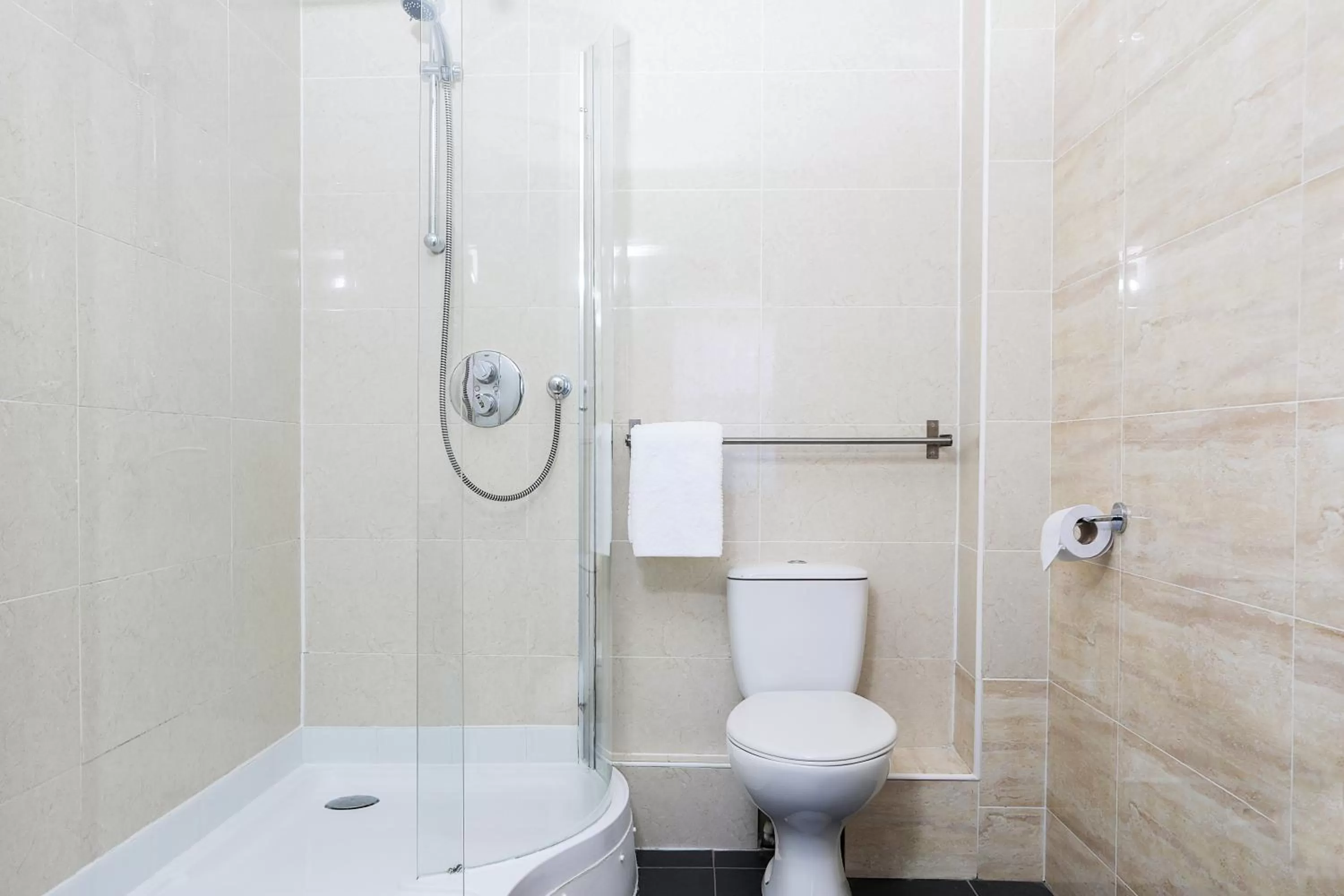 Shower in Cairn Hotel & Apartments