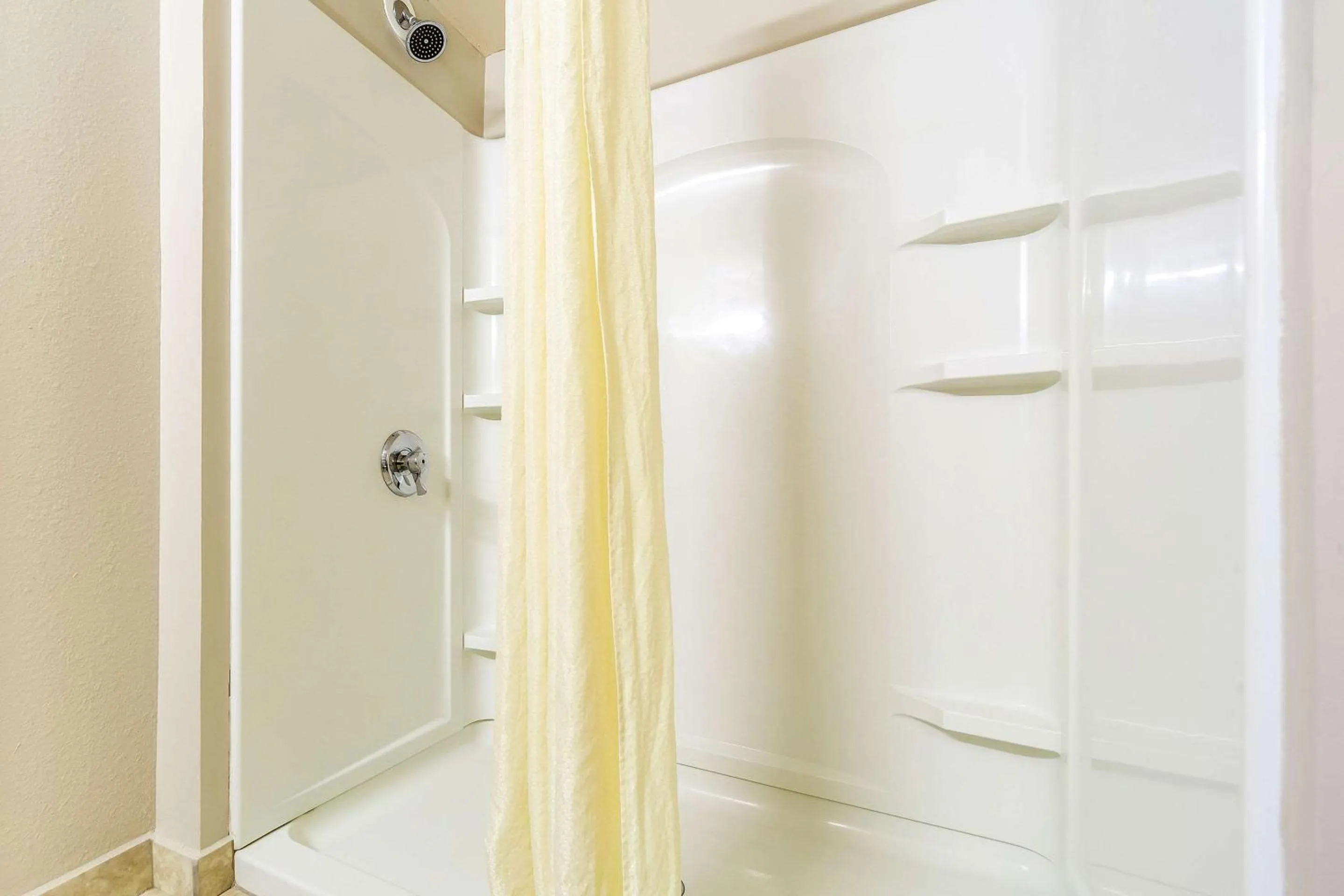 Bathroom in Econo Lodge Lincoln