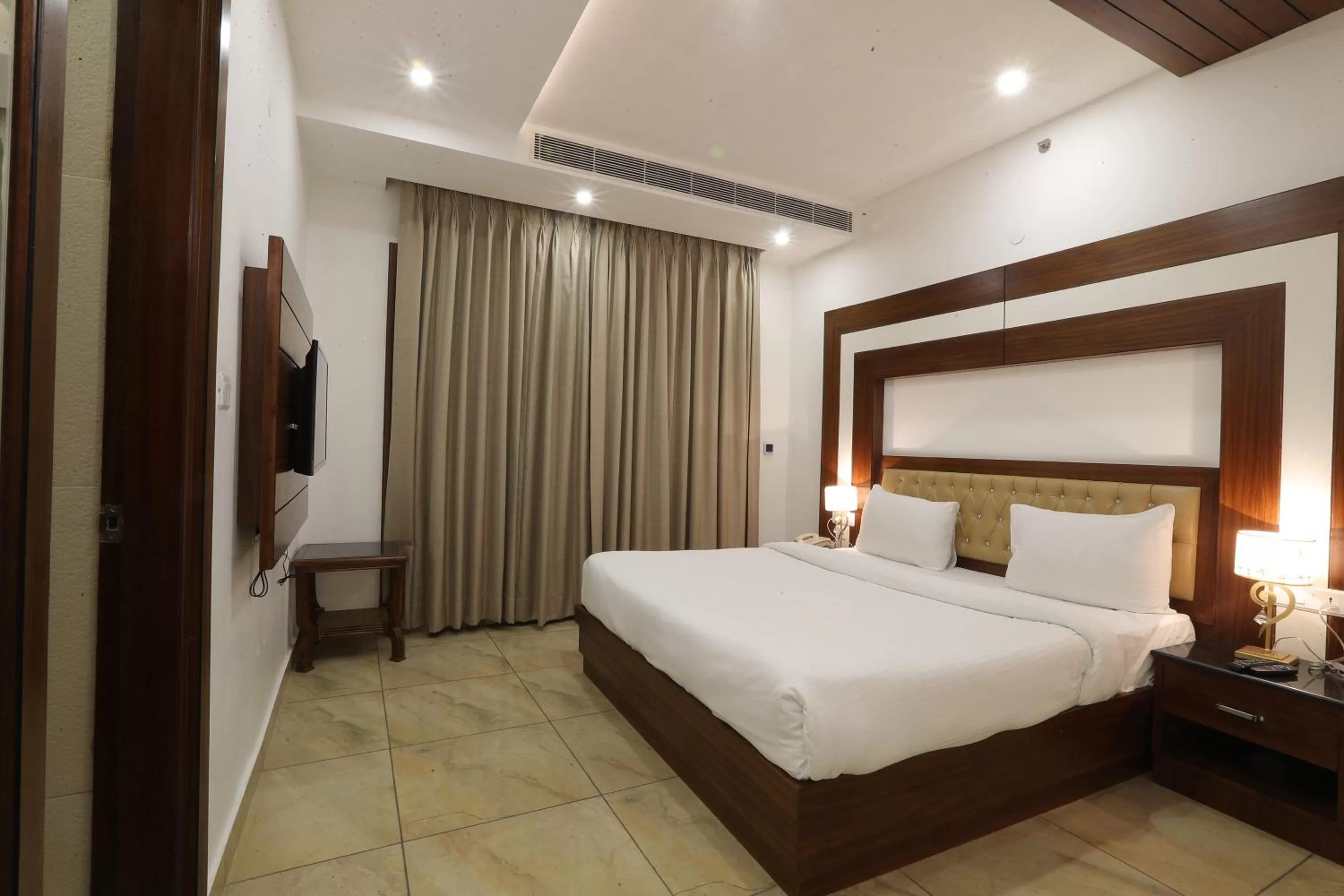 Bedroom, Bed in Grand Hotel Nawanshahr