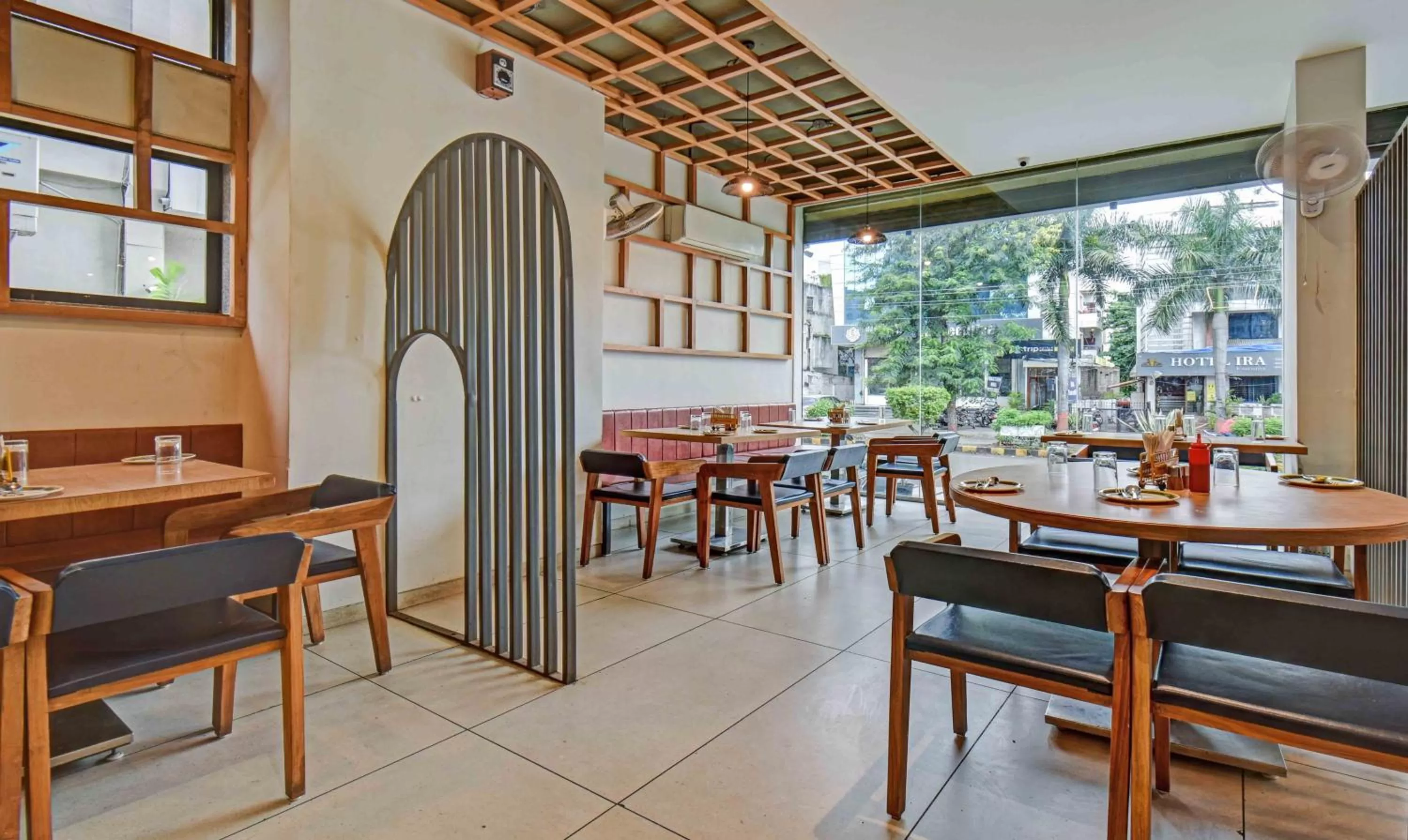 Restaurant/places to eat in Treebo Aroma Executive