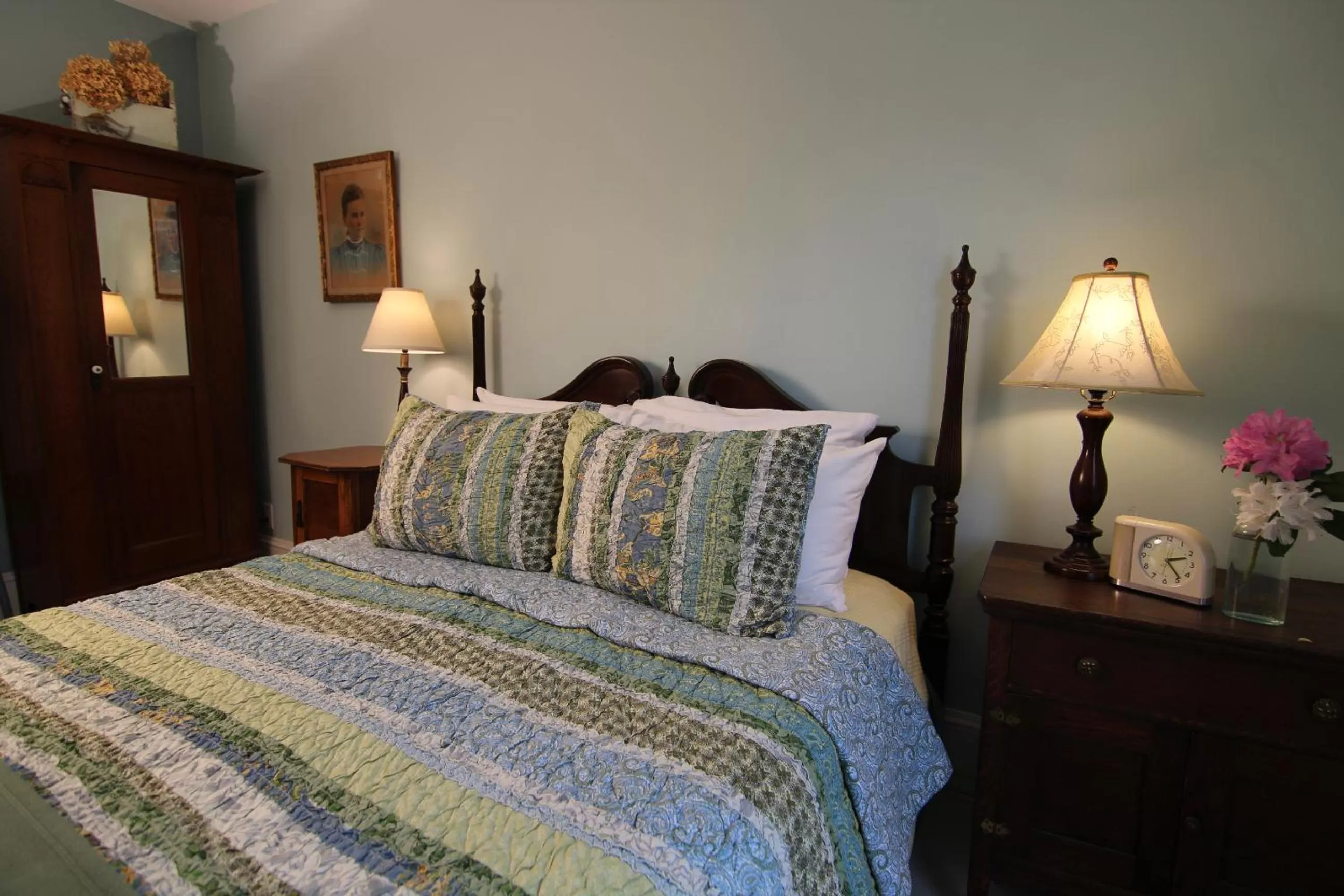 Bed in Kendall Tavern Inn Bed and Breakfast