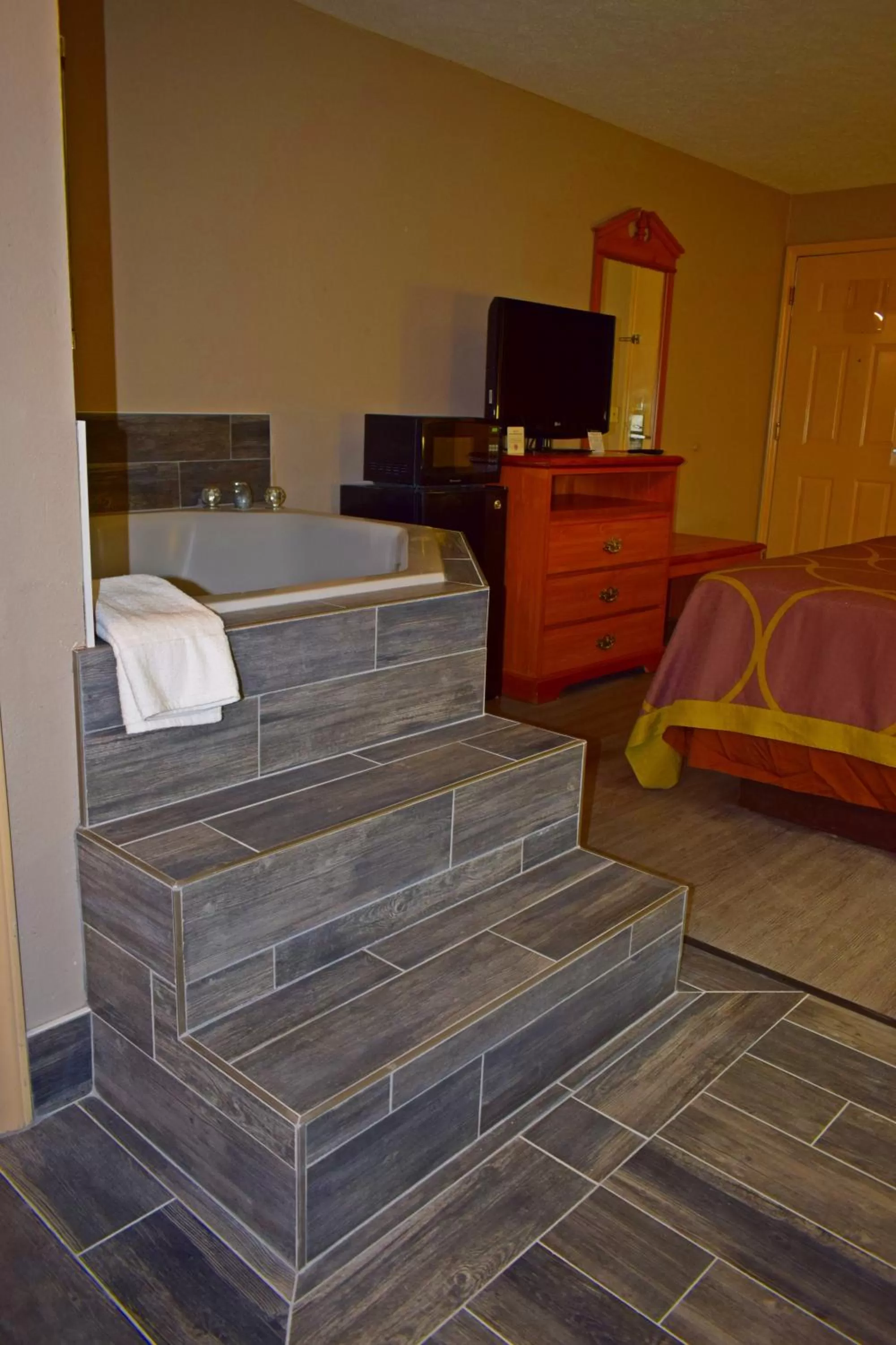 Hot Tub in Super 8 by Wyndham Fort Chiswell Wytheville Area