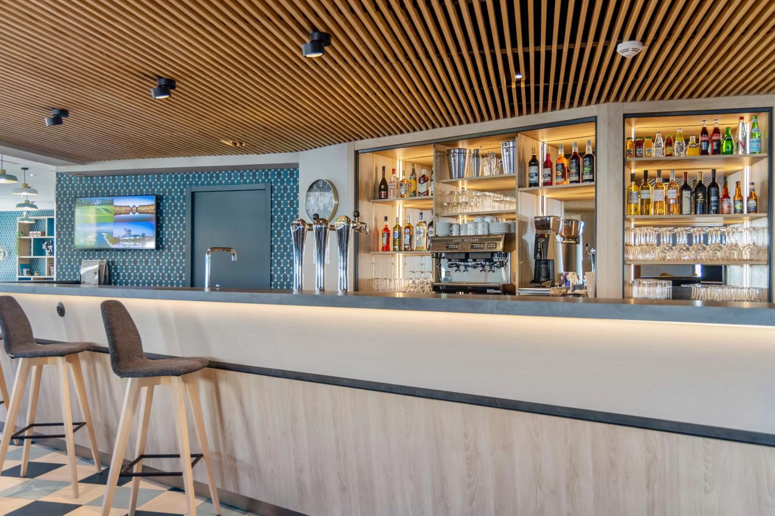 Lounge or bar in Kyriad Bordeaux Nord Sainte Eulalie