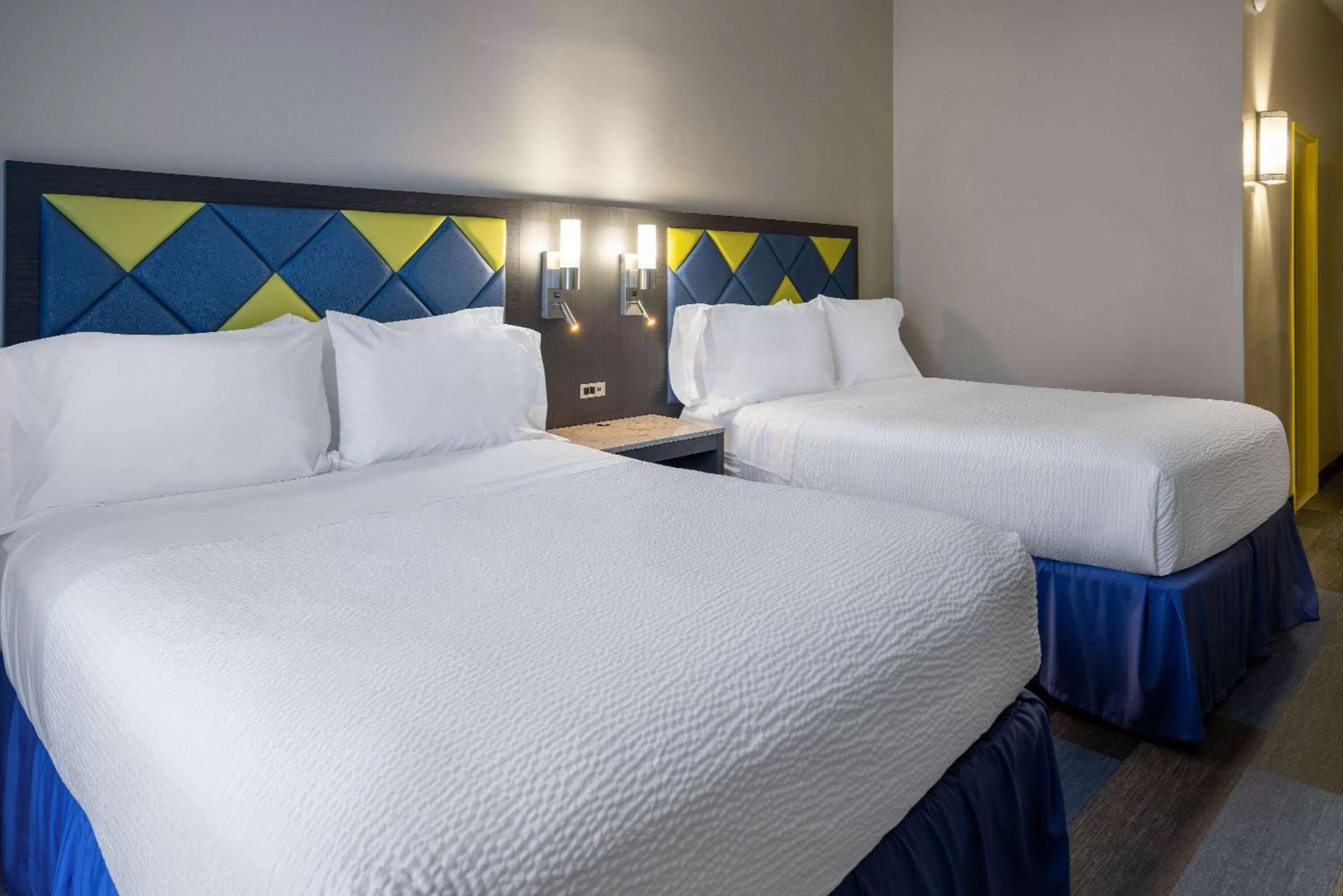 Photo of the whole room, Bed in Days Hotel by Wyndham North Bergen