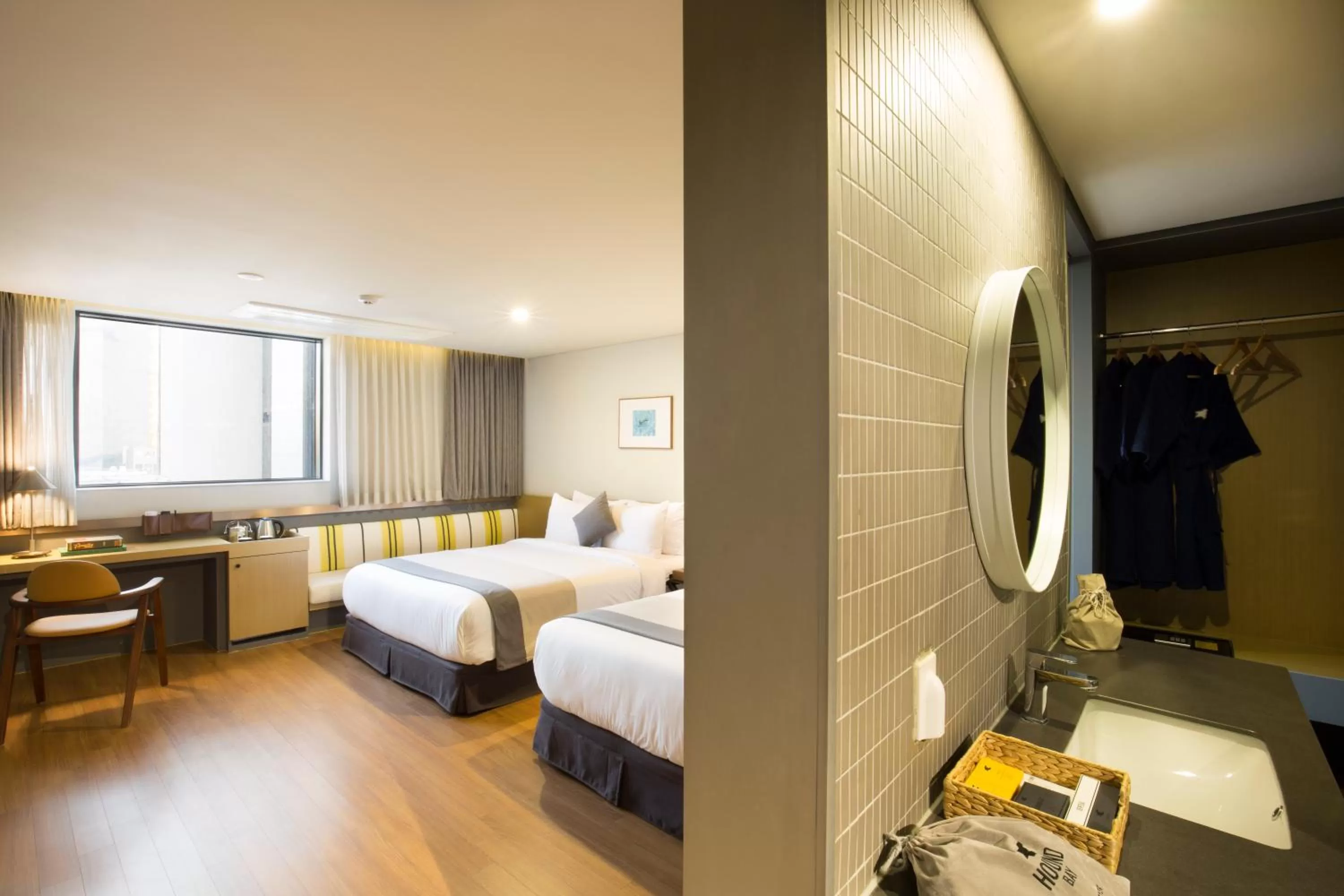 Photo of the whole room, Bed in Bay Hound Hotel