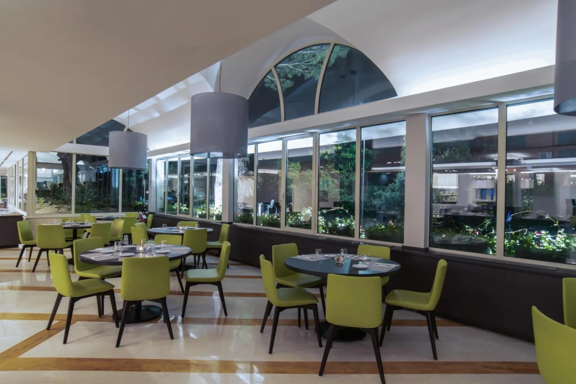 Restaurant/places to eat in Mercure Roma West