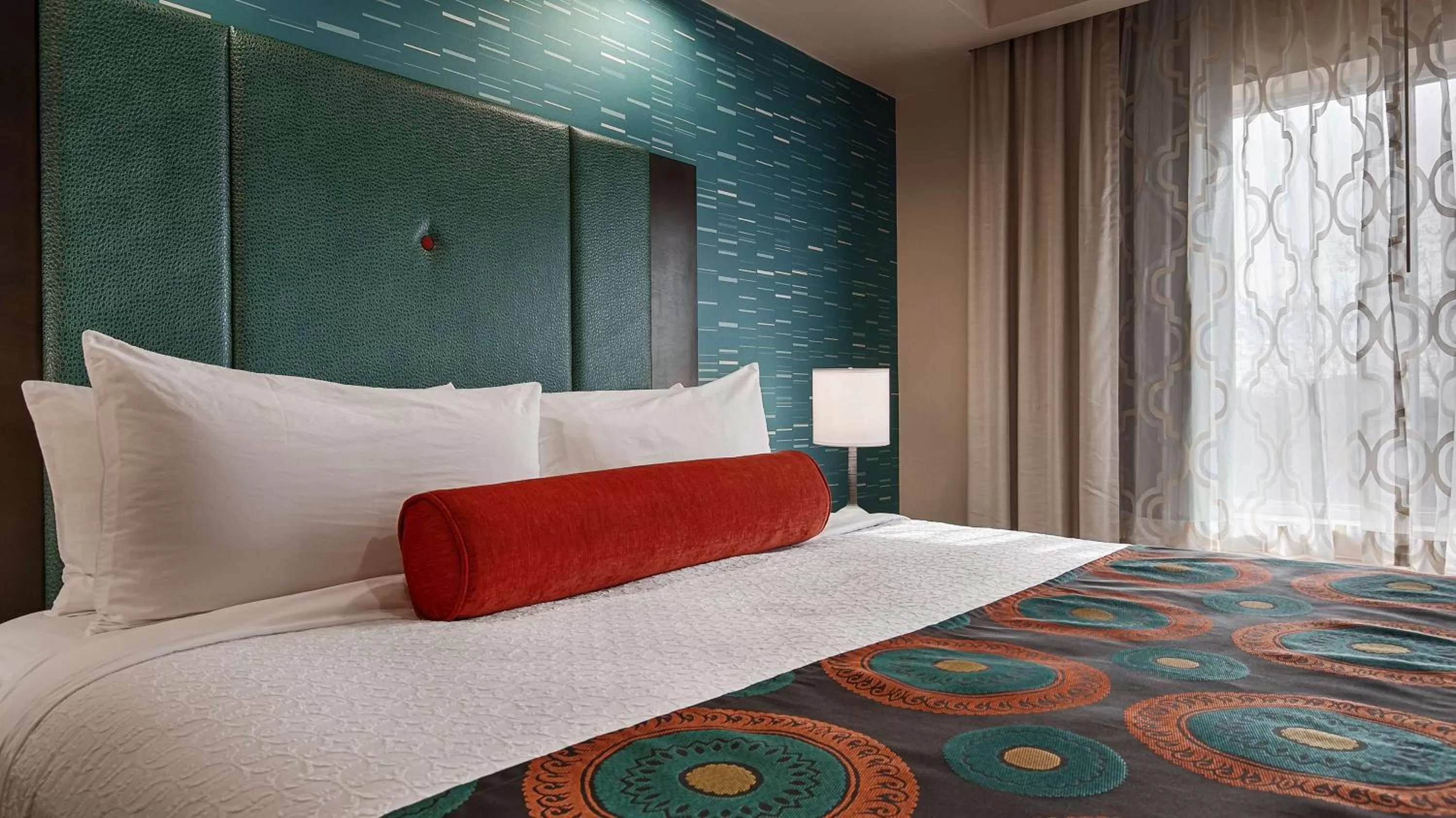 Photo of the whole room, Bed in Best Western Premier Ashton Suites - Willowbrook