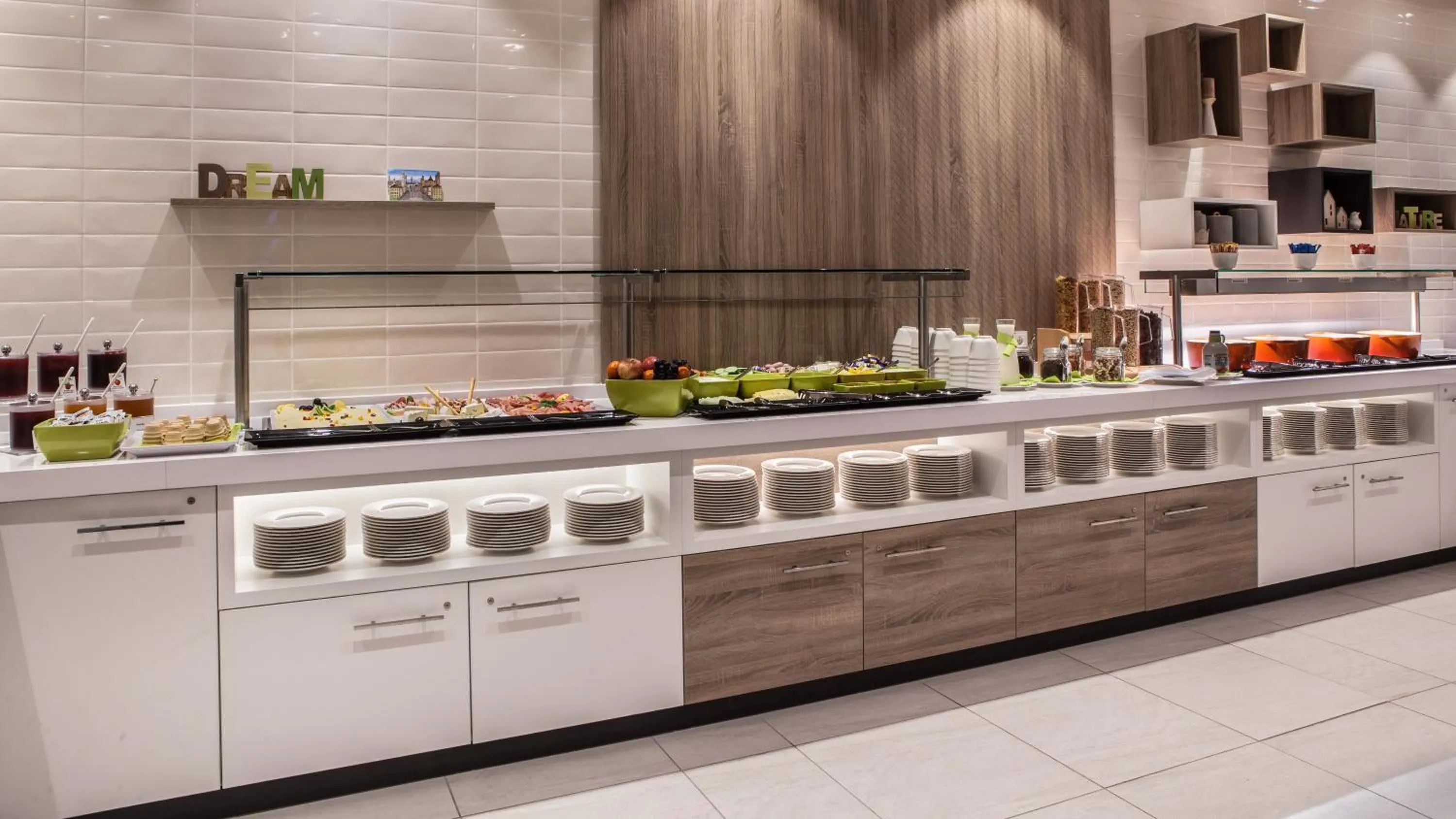 Breakfast, Kitchen/Kitchenette in Holiday Inn Munich - City East, an IHG Hotel
