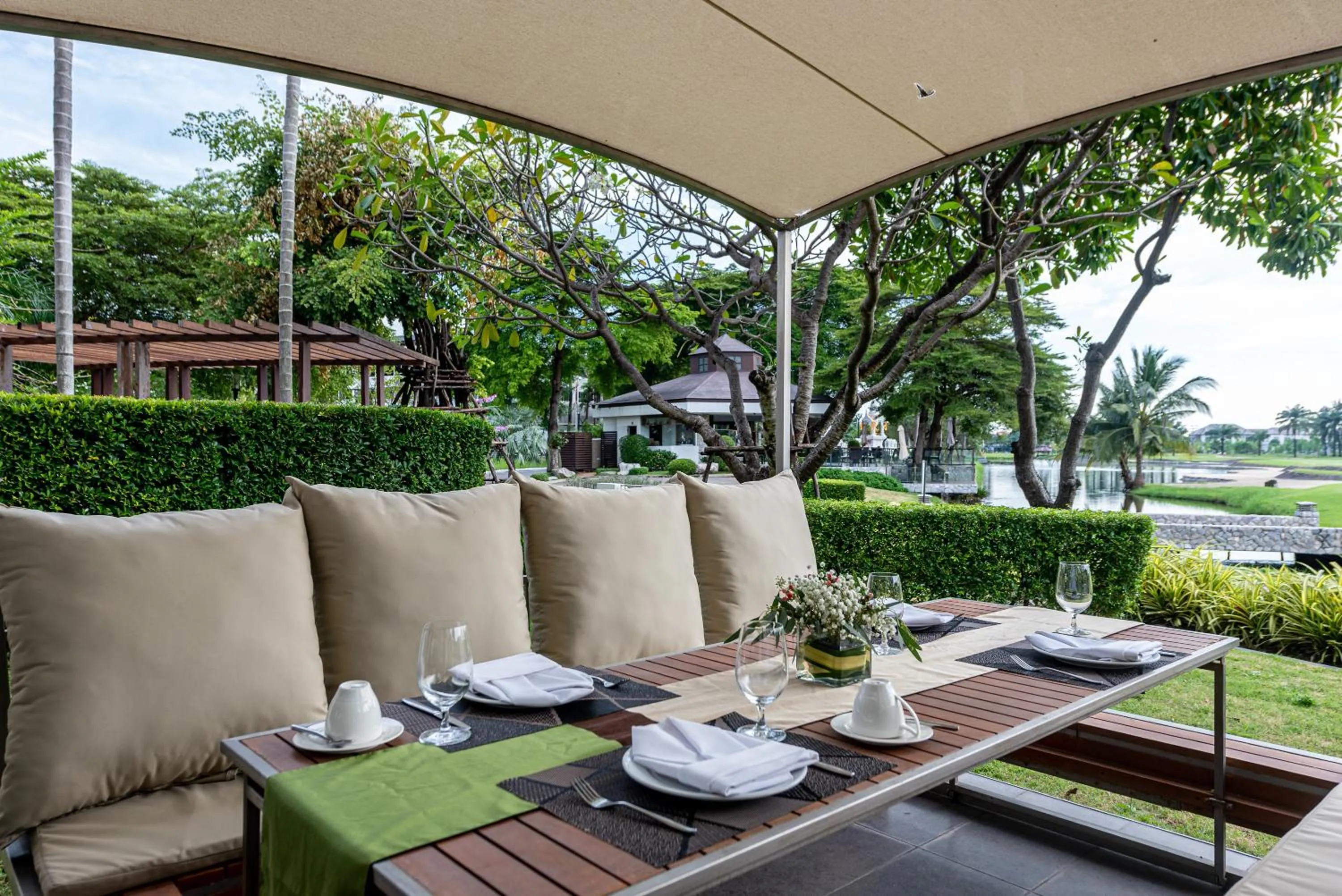 Restaurant/places to eat in Summit Windmill Golf Suite Hotel at Suvarnabhumi