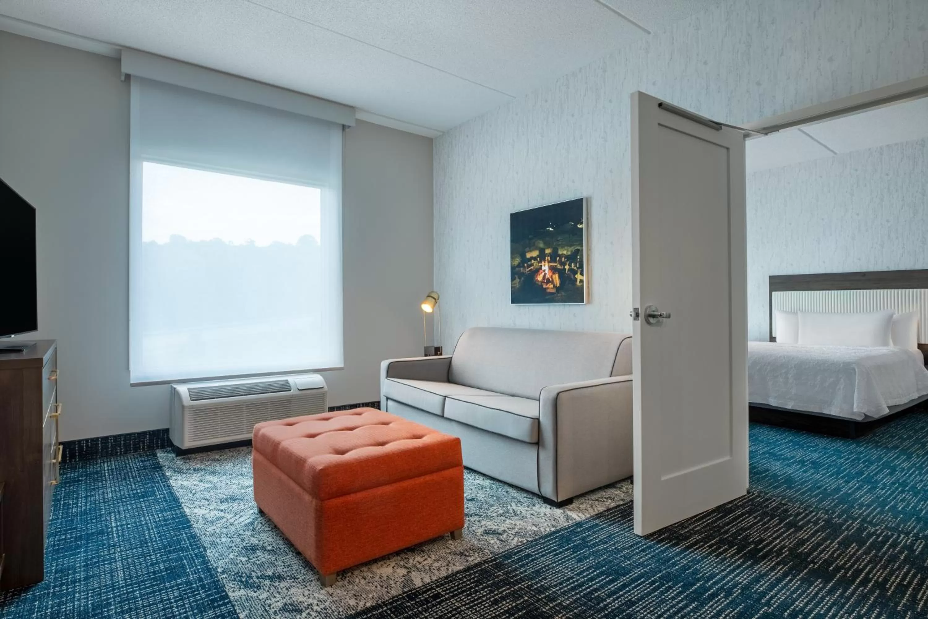 Living room, Bed in Home2 Suites By Hilton Huntsville