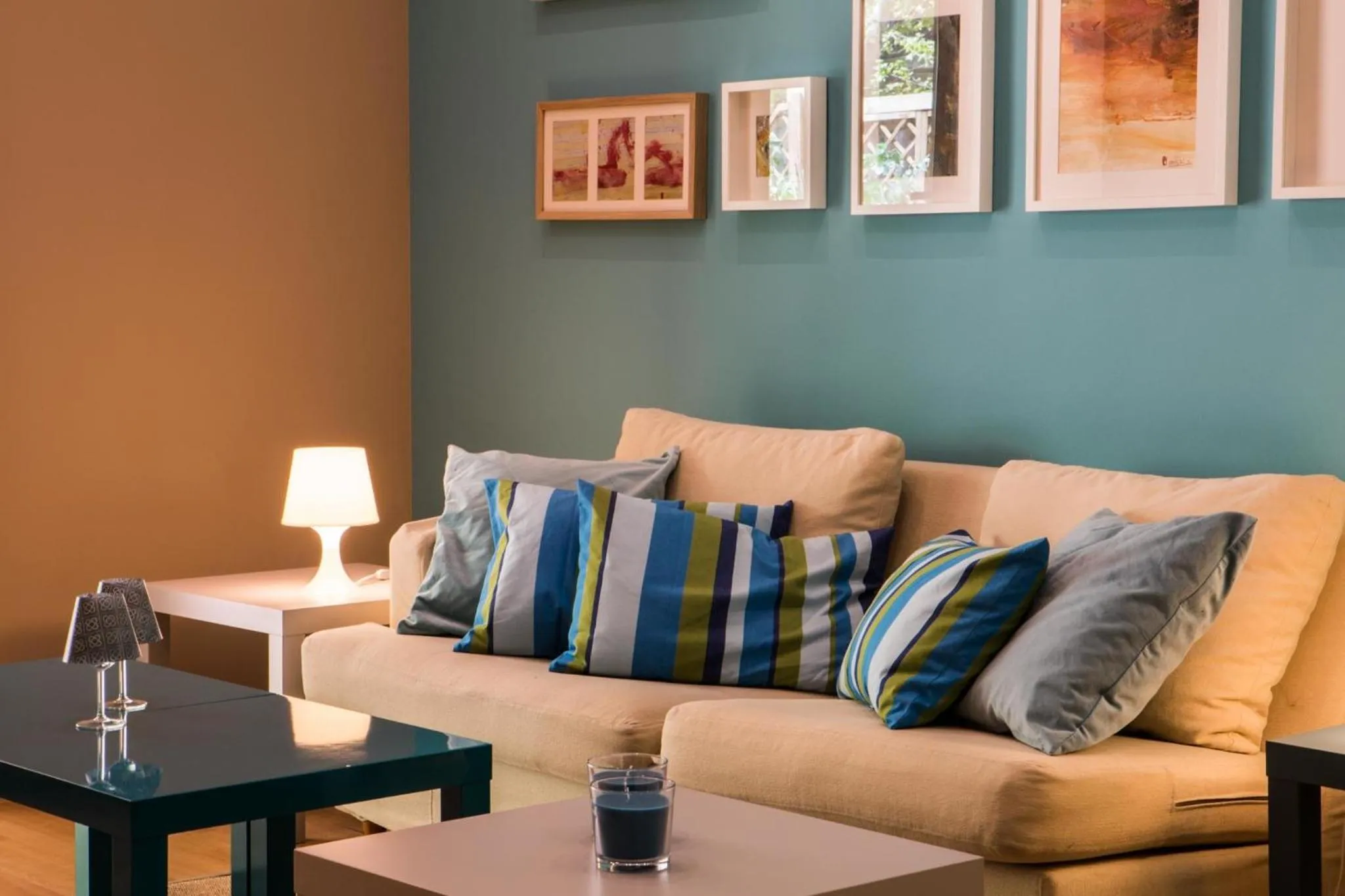 Communal lounge/ TV room in Born Barcelona Hostel