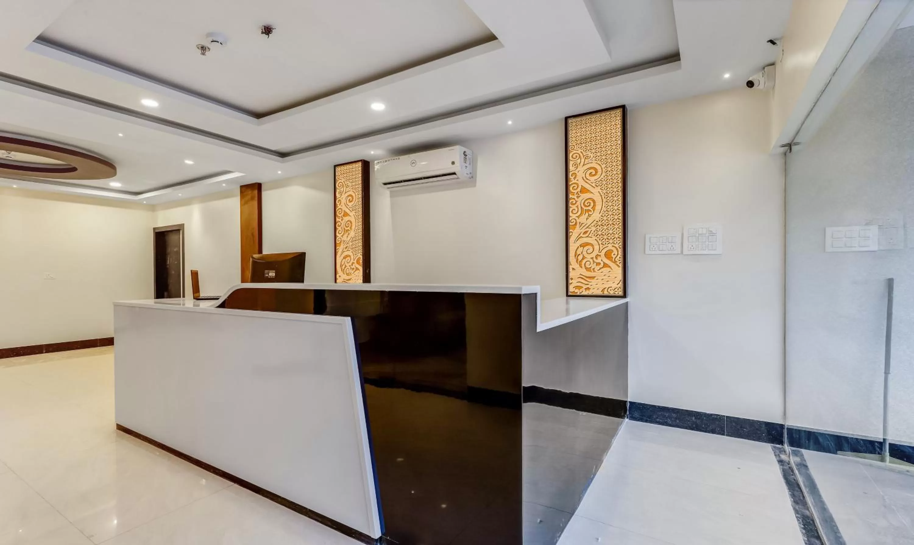Lobby or reception in Treebo Hotel Mobi VIP Airport