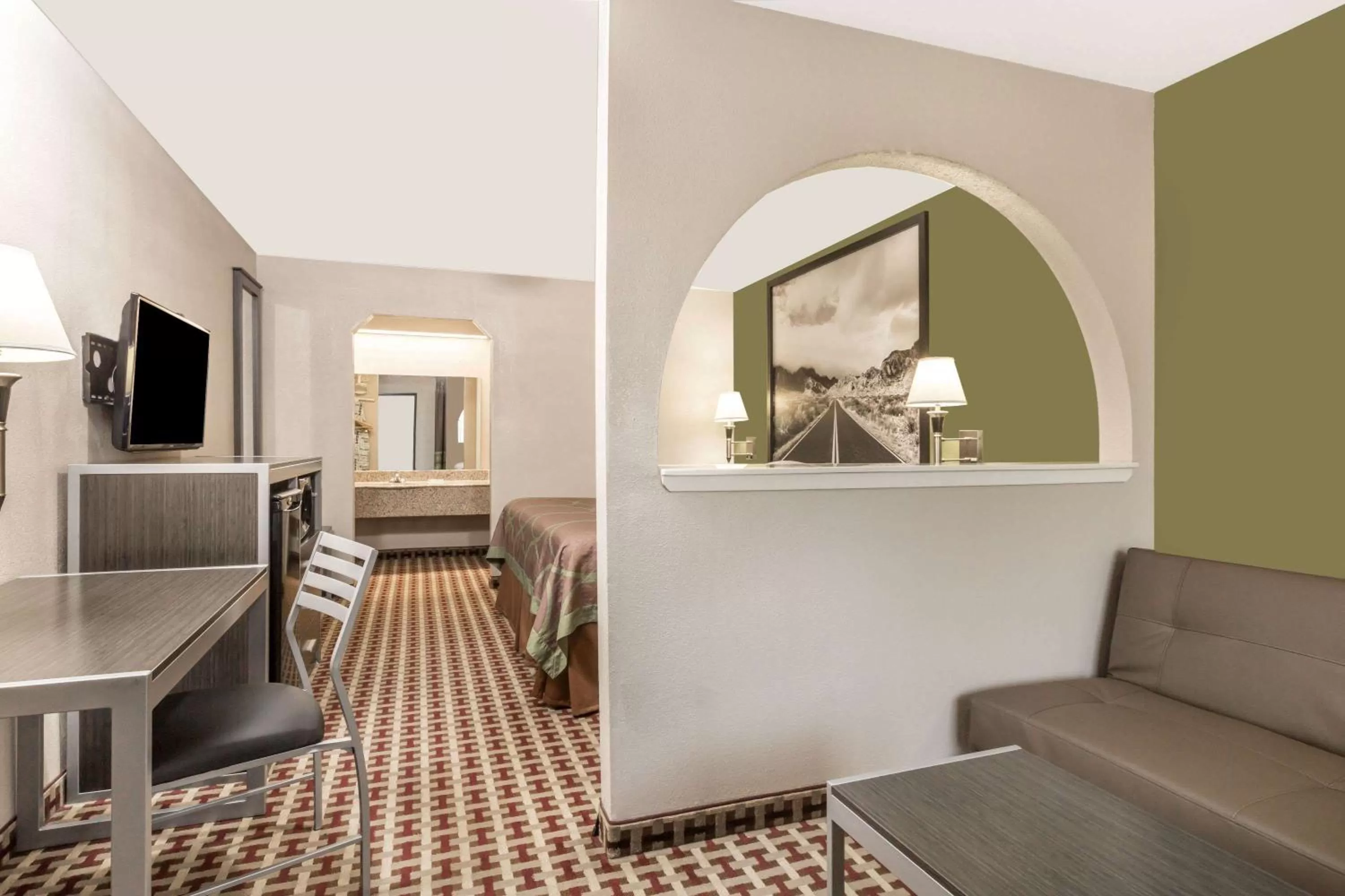 Mini-Suite King Bed-Smoking in Super 8 by Wyndham Houston/NASA/Webster Area