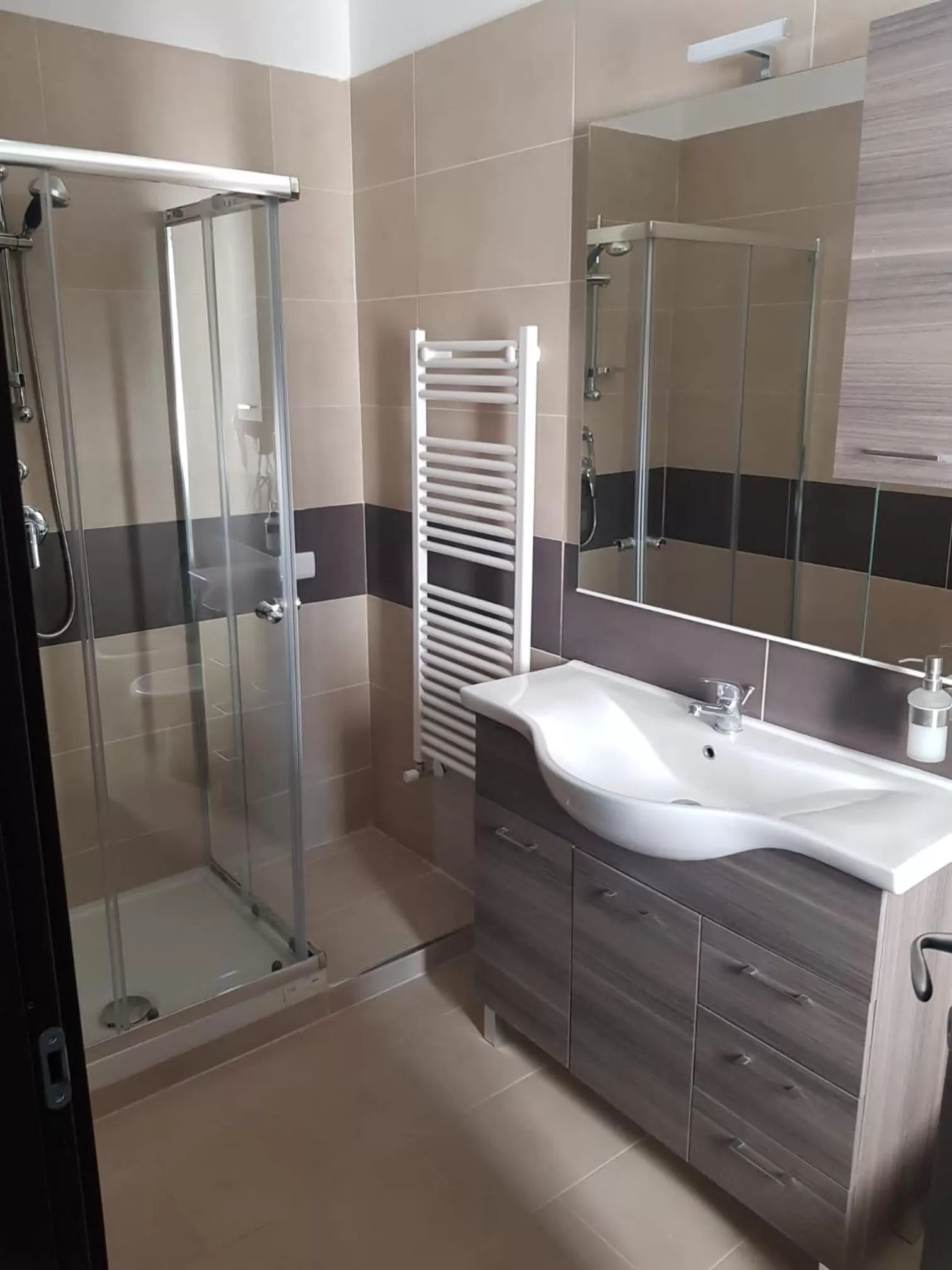 Bathroom in Montesarchiorooms