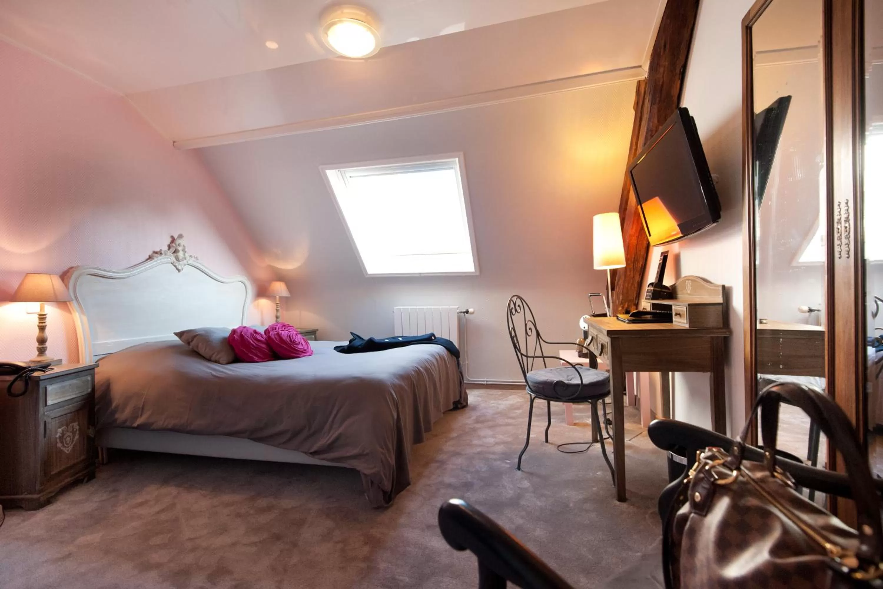 Bedroom, Bed in Hotel Le Prieuré et La Résidence