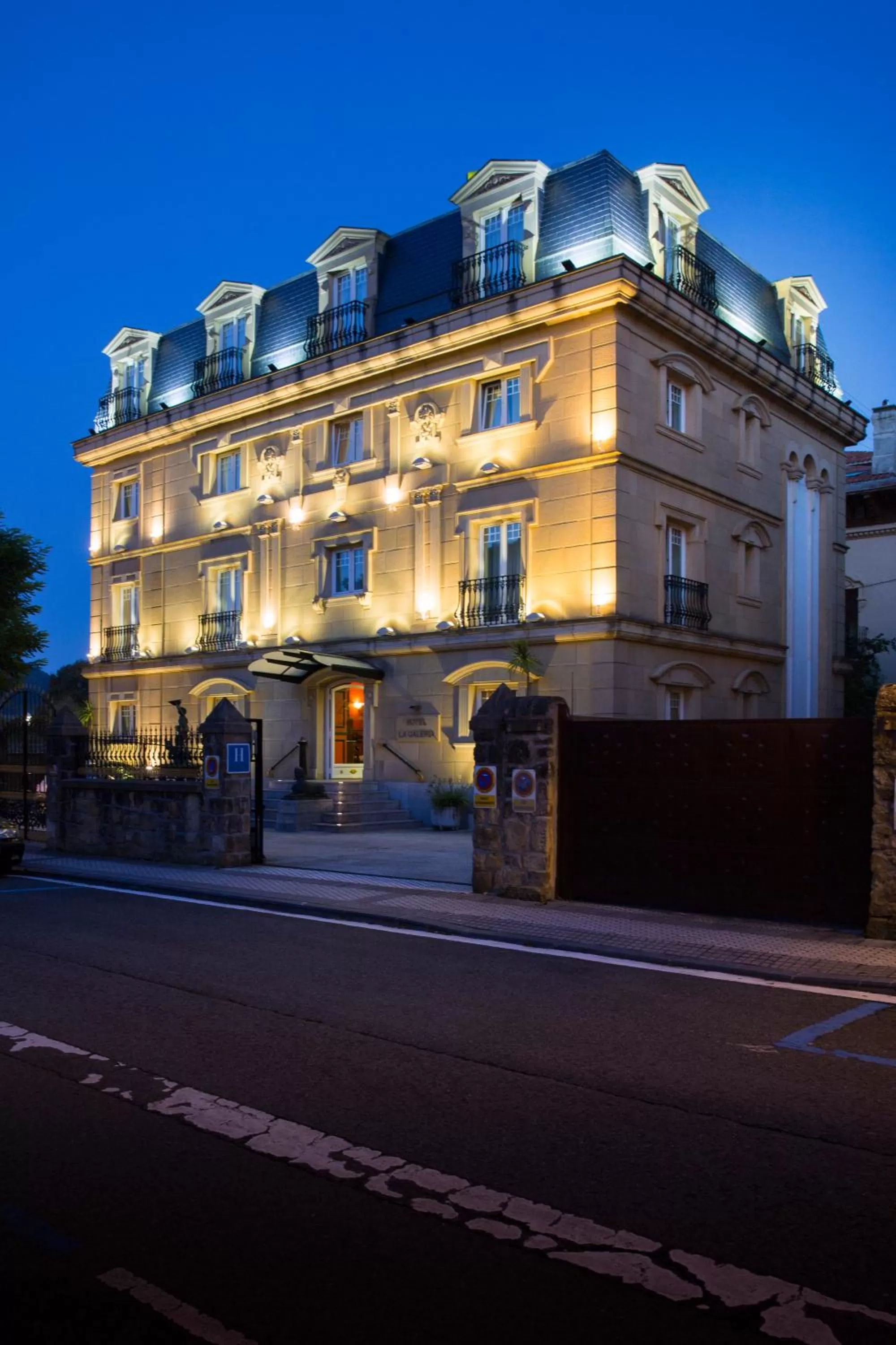 Property building in La Galería