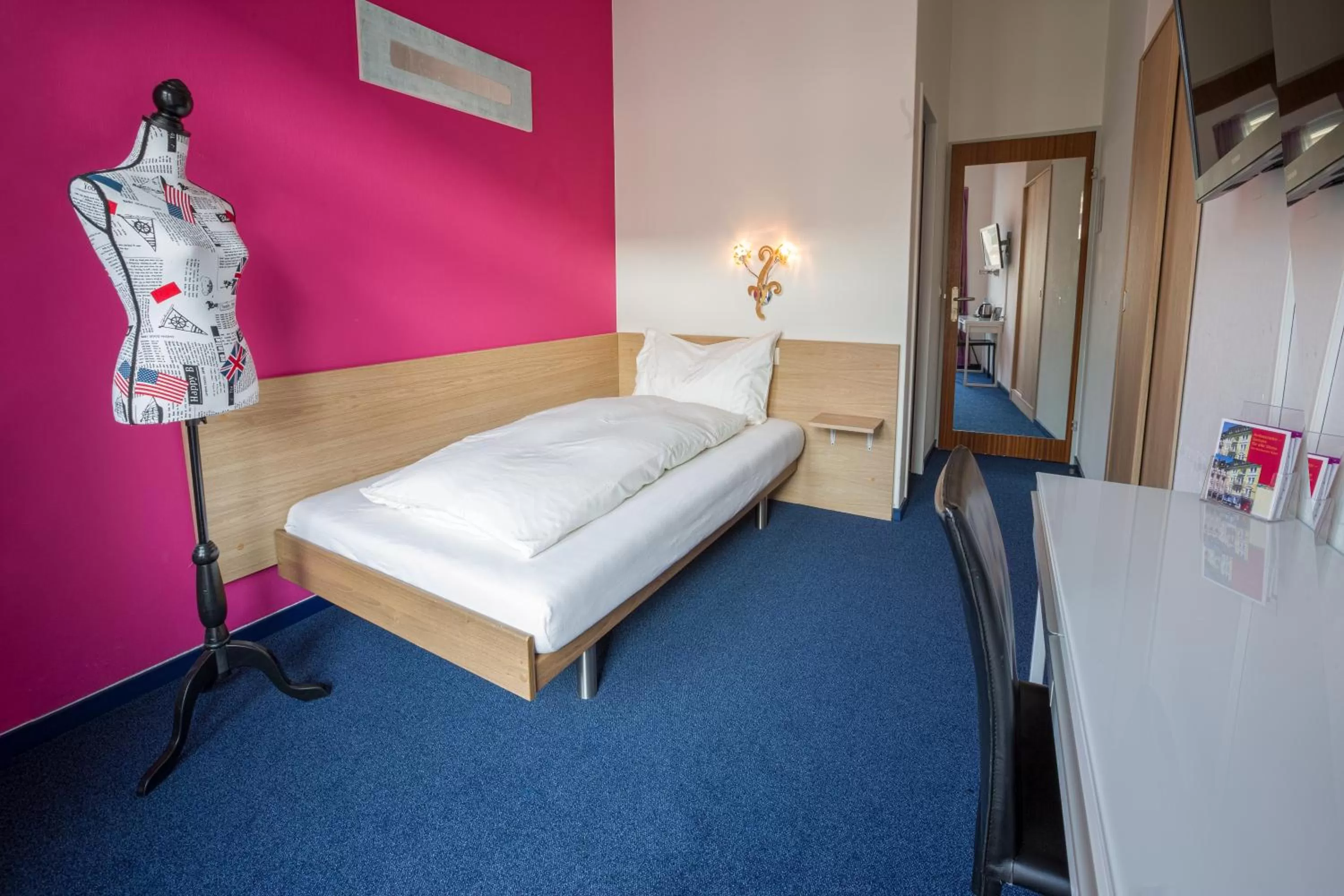 Photo of the whole room, Bed in Hotel Ambassador