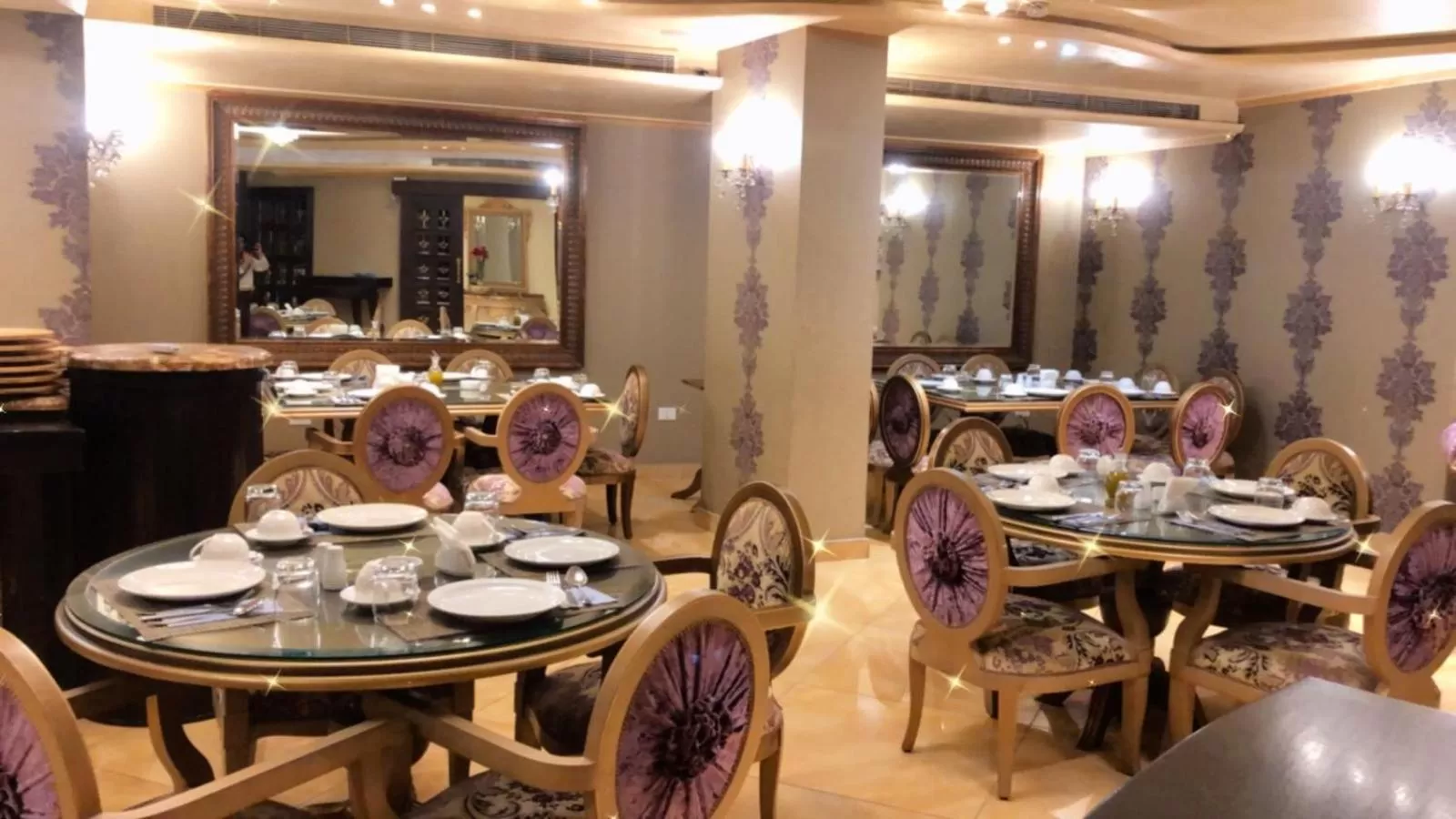 Restaurant/places to eat in Q Hotel