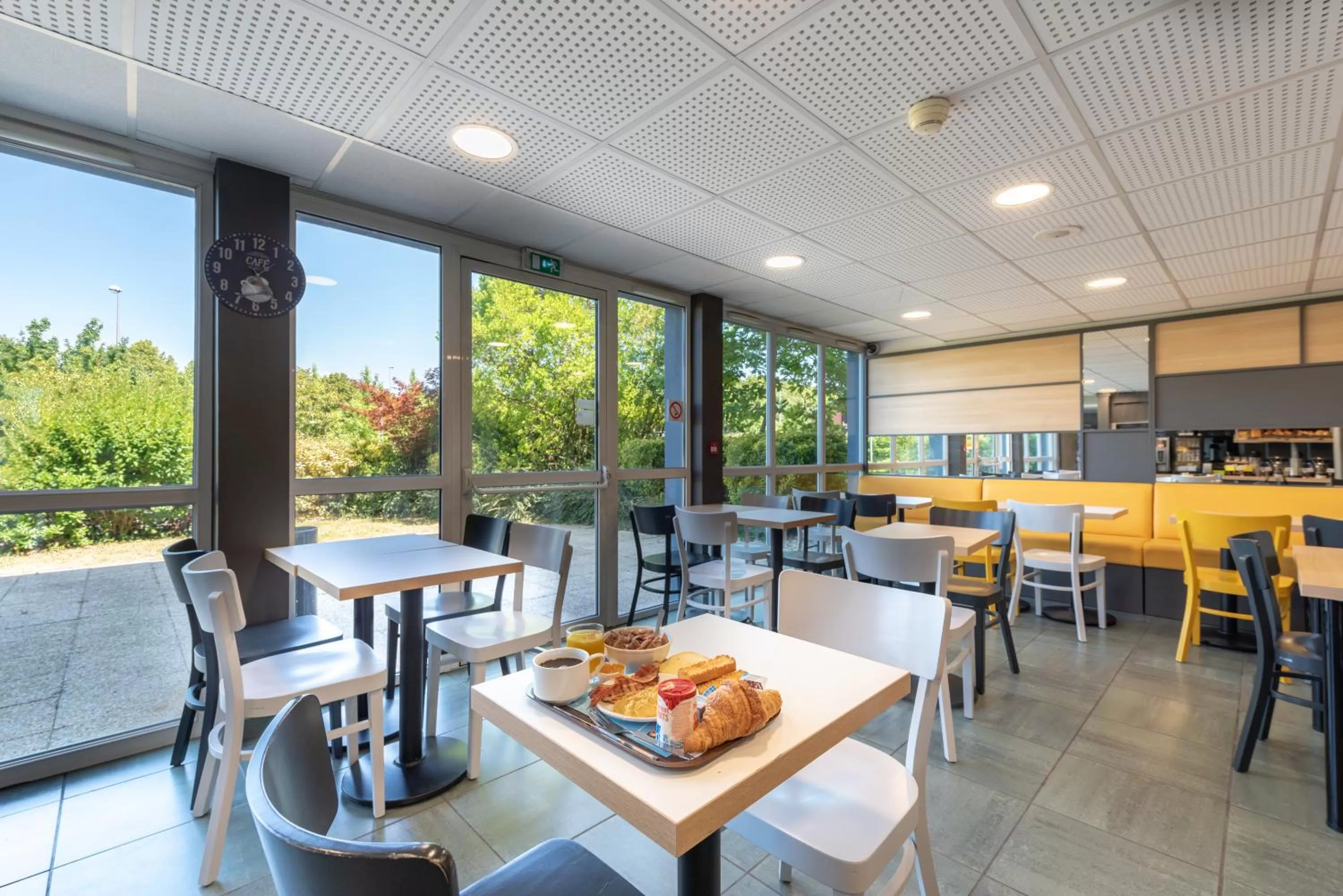 Buffet breakfast in B&B HOTEL Creil Chantilly