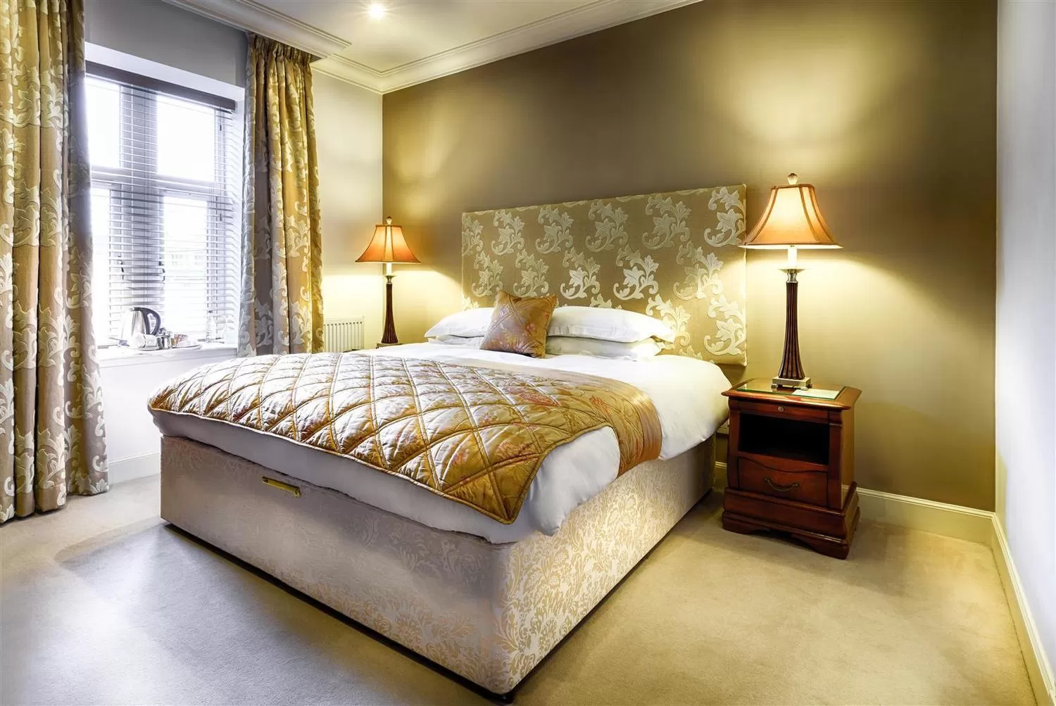 Bed in Mansion House Hotel