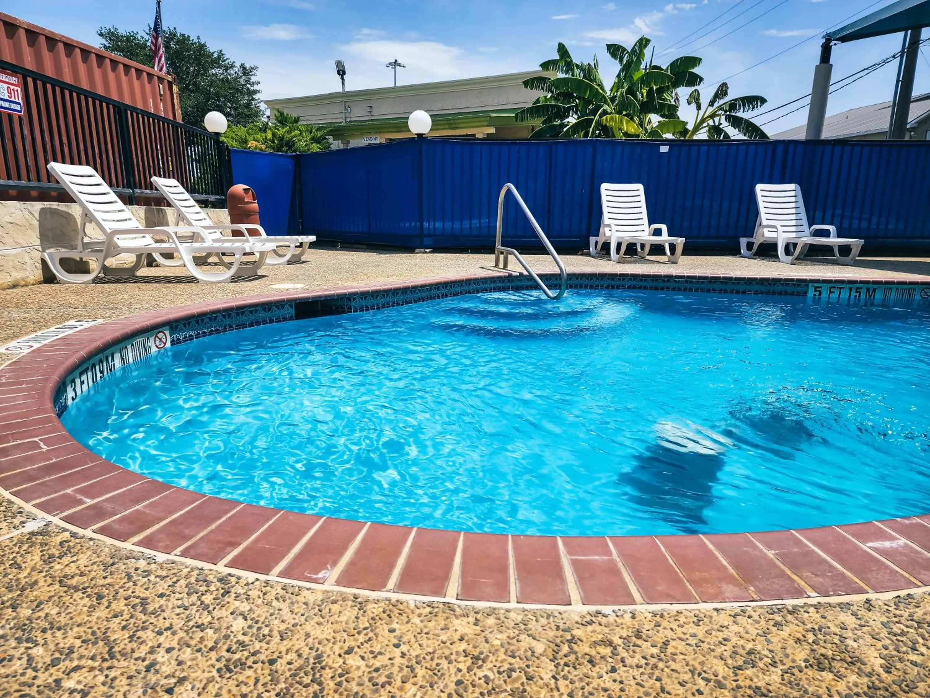 Swimming pool in Rodeway Inn San Antonio Lackland AFB - SeaWorld