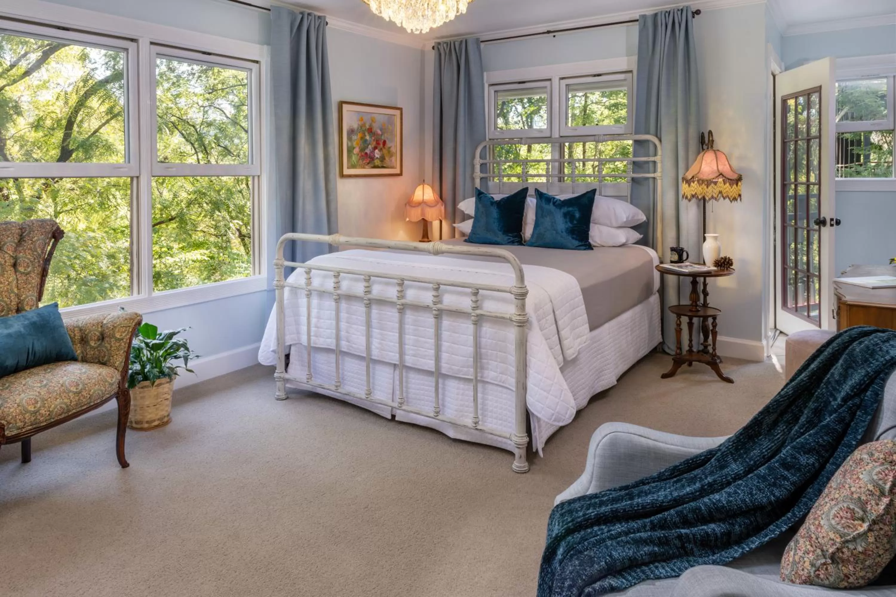 Bed in Arsenic and Old Lace Bed & Breakfast Inn