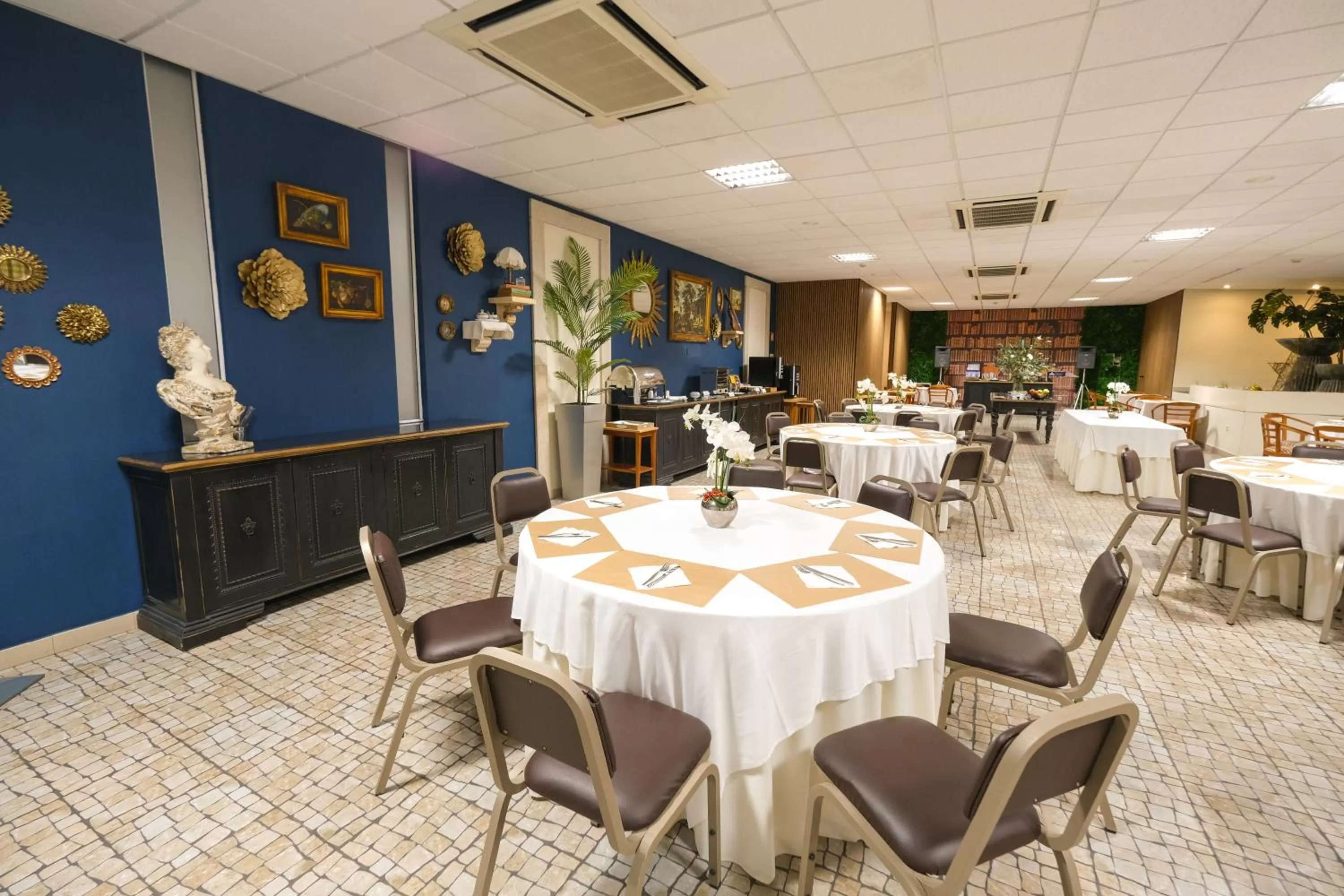 Restaurant/places to eat in Hotel Rainha D. Amélia, Arts & Leisure