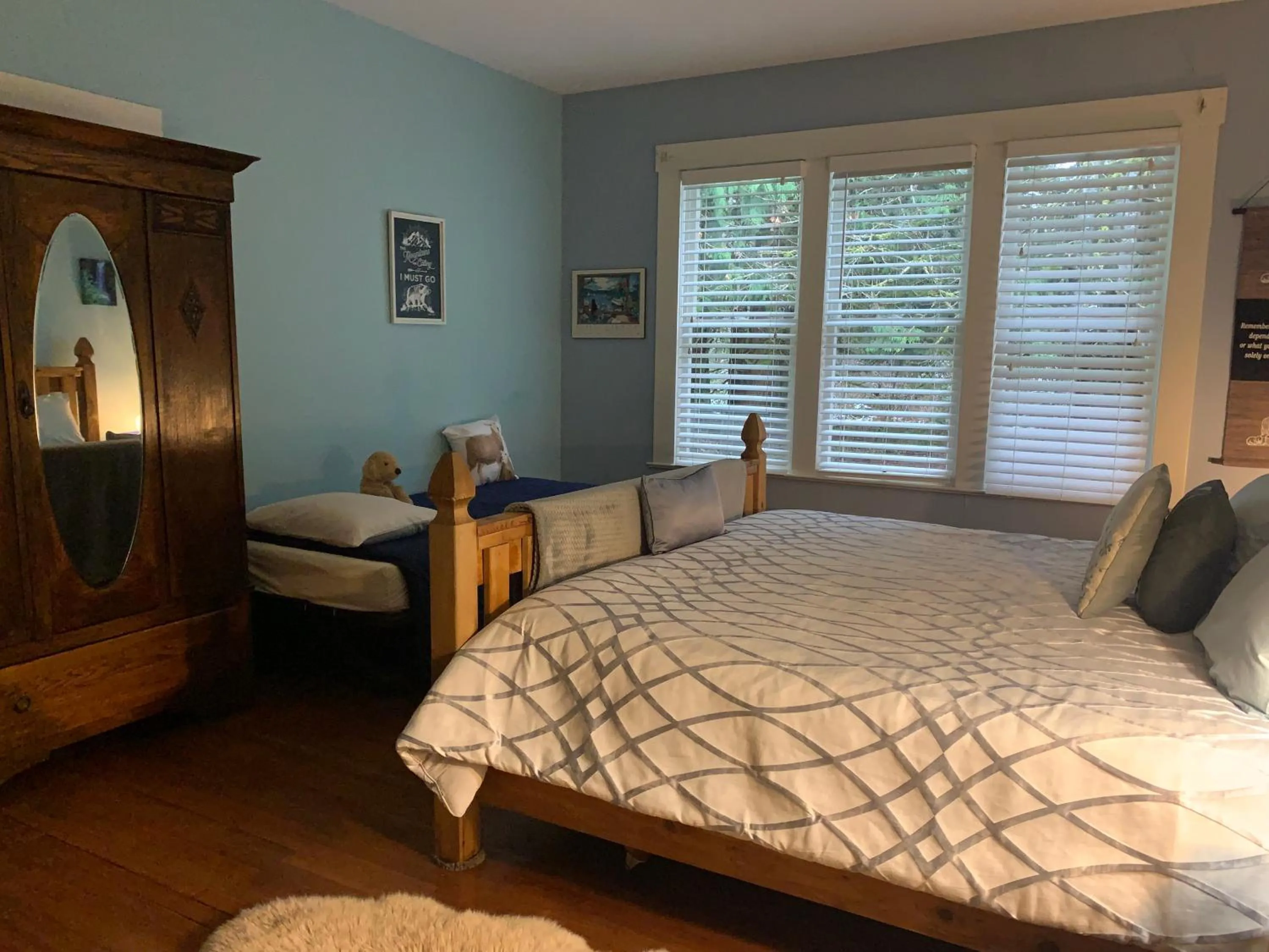 Bed in Mountain Meadows Inn & Chalet Suites