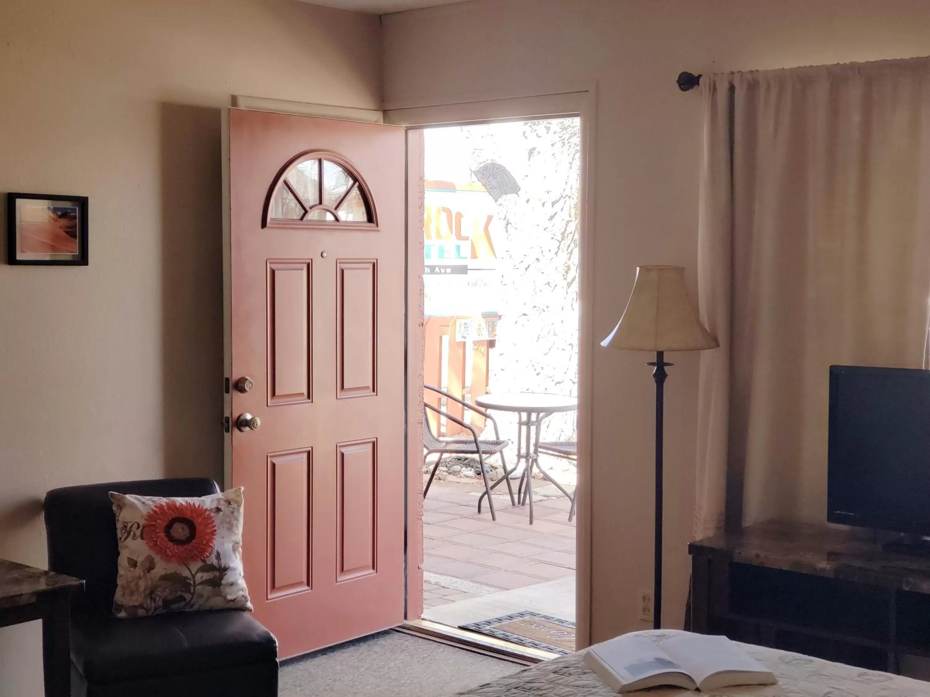 Living room, Bed in Red Rock Motel and Dam Motel