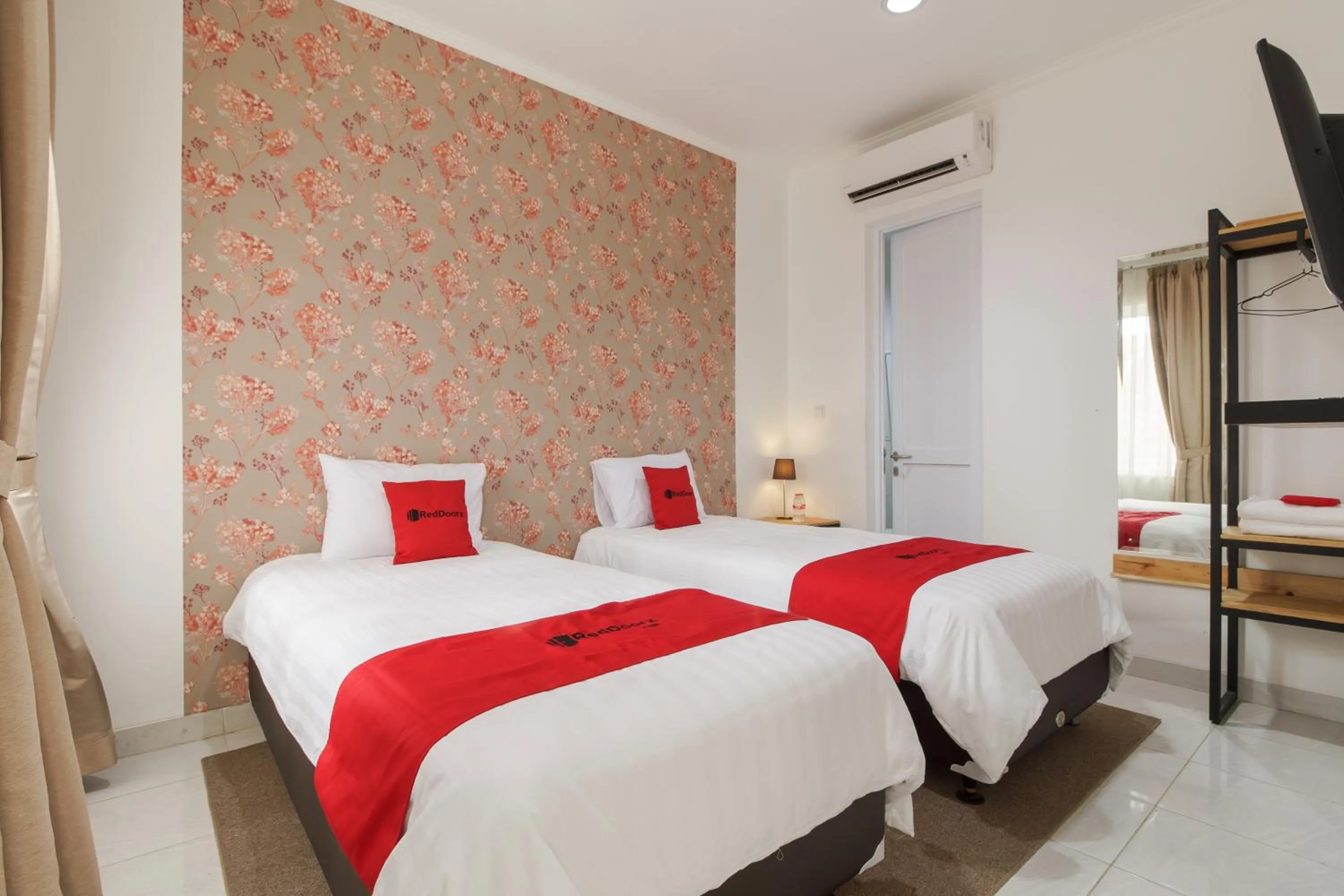 Bed in RedDoorz Plus near Exit Toll Puncak 2