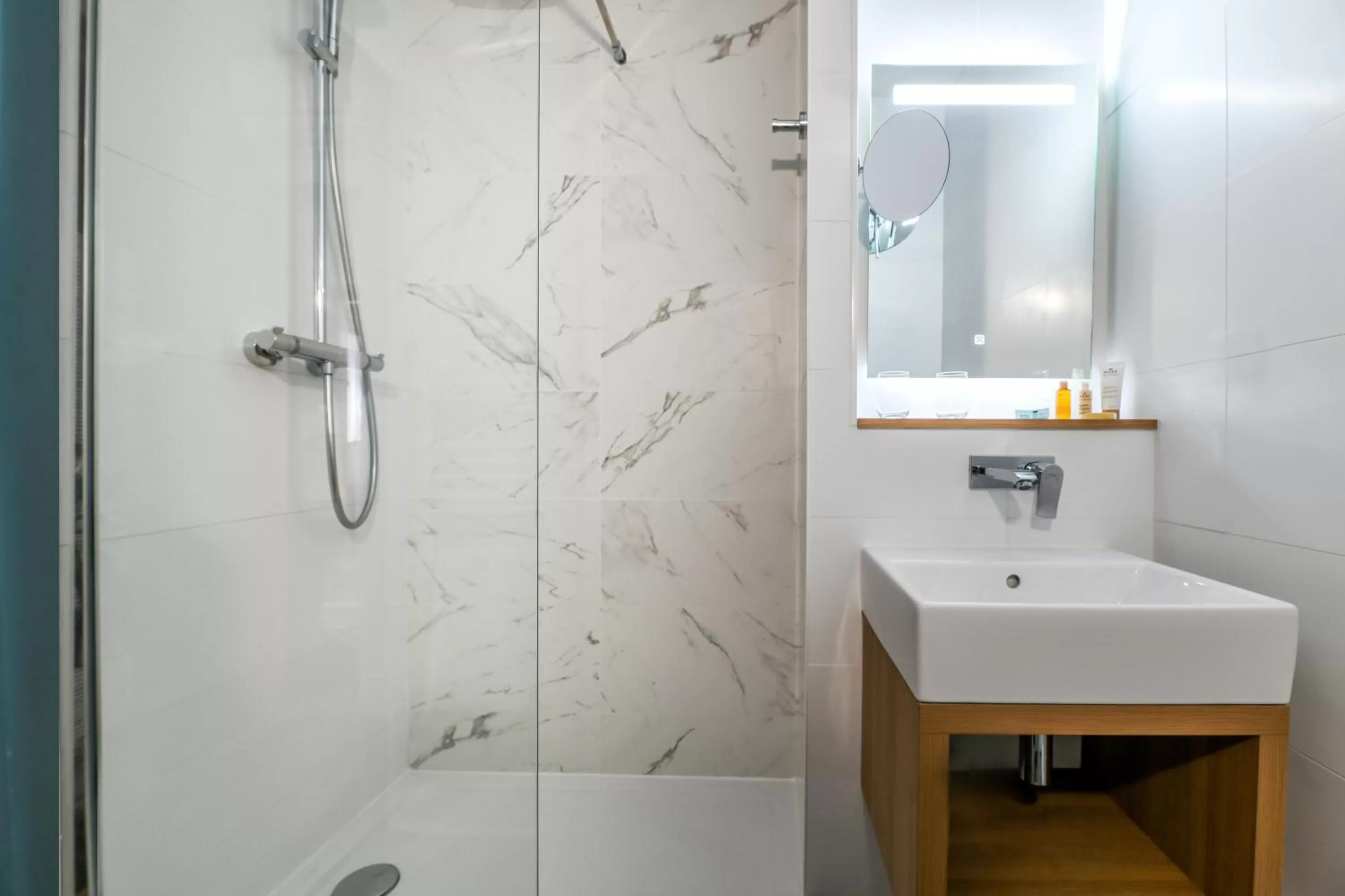 Bathroom in Hôtel Jules Verne Biarritz