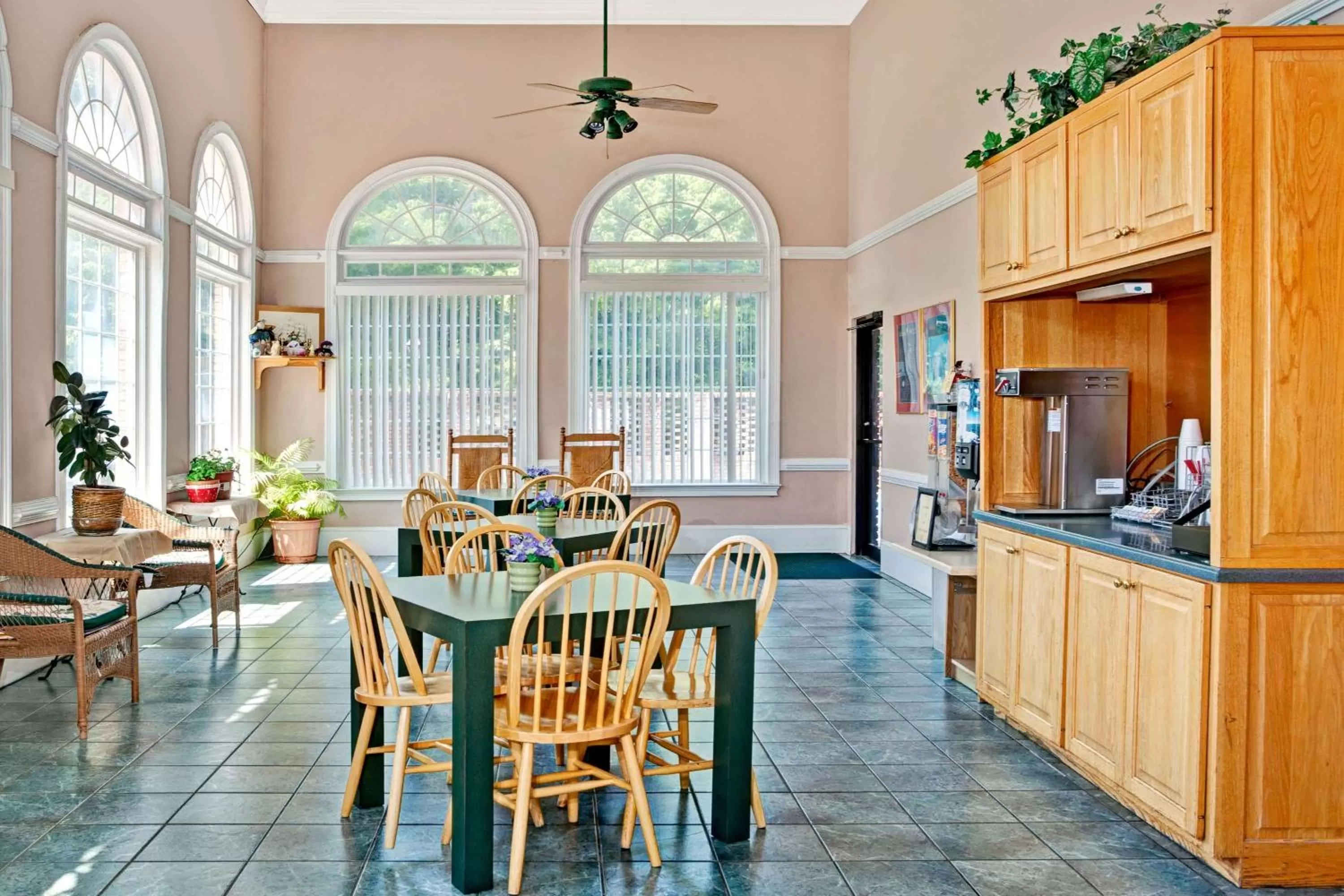 Restaurant/places to eat in Super 8 by Wyndham Marietta/West/Atl Area