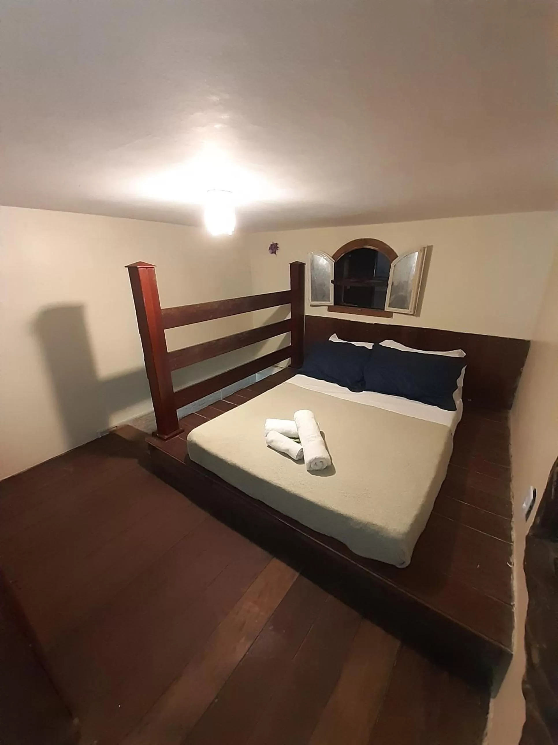 Shower, Bed in Pousada Reino Encantado - São Thomé das Letras - Minas Gerais