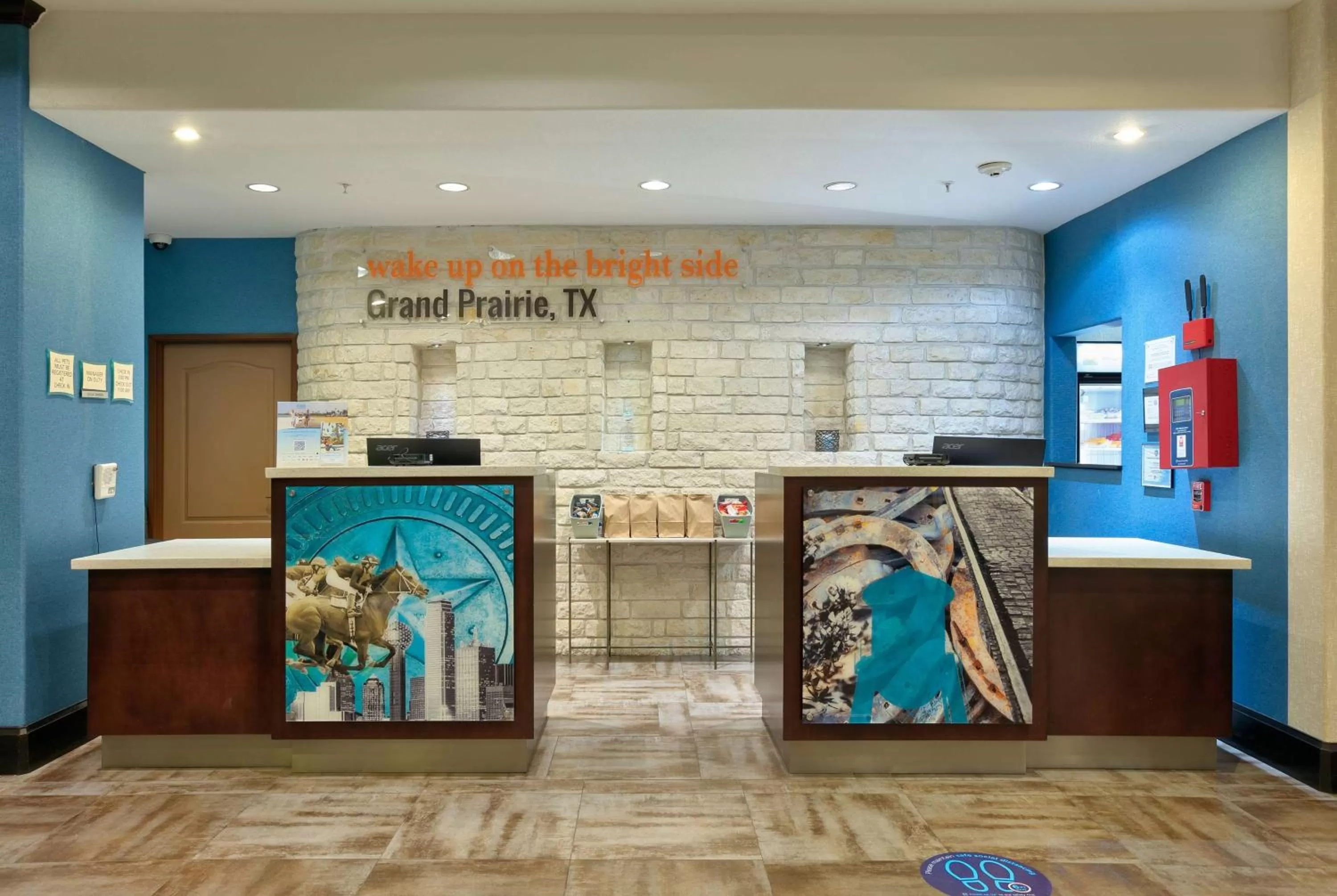 Lobby or reception in La Quinta by Wyndham Dallas Grand Prairie South