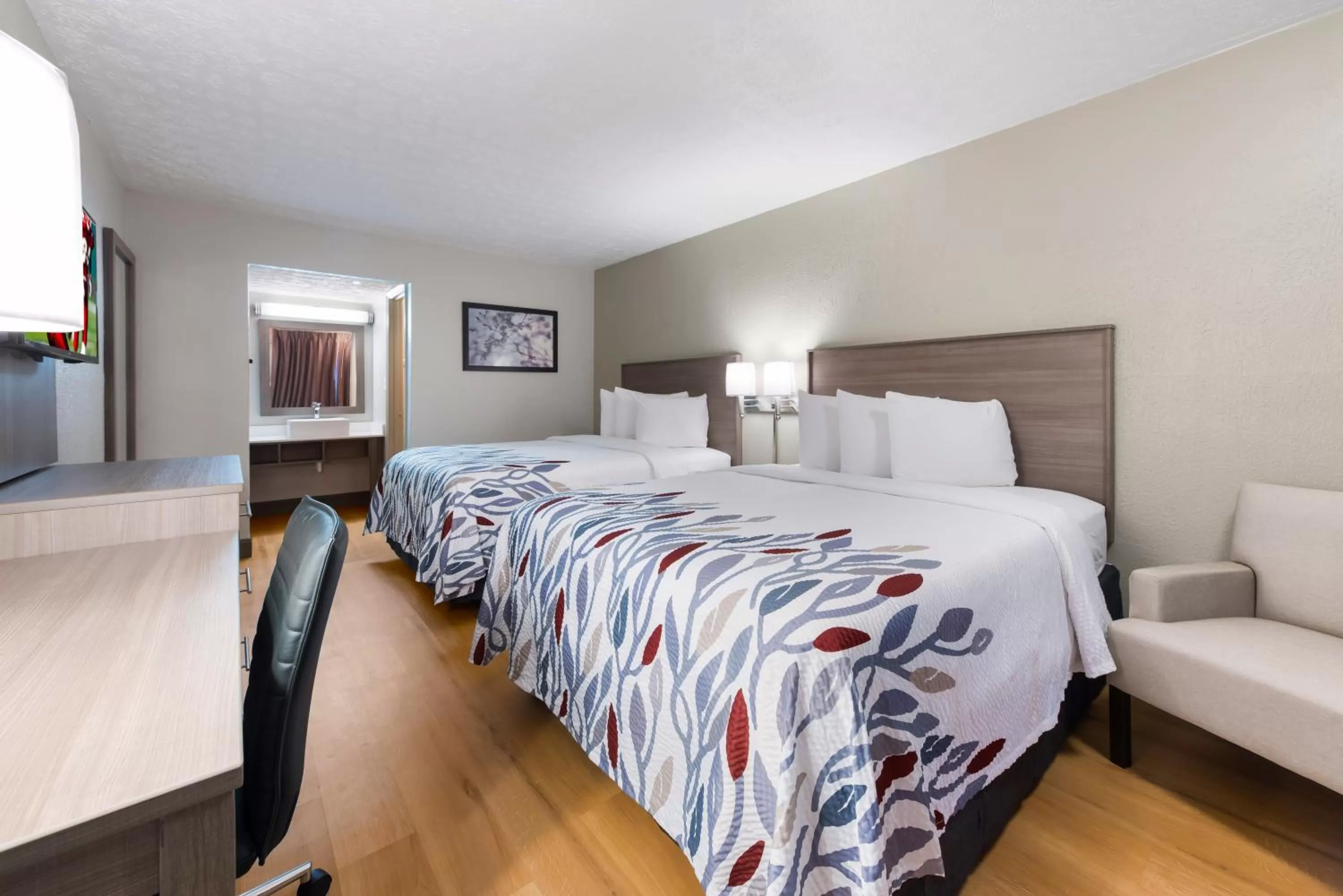 Photo of the whole room, Bed in Red Roof Inn Dayton - Moraine/U of Dayton