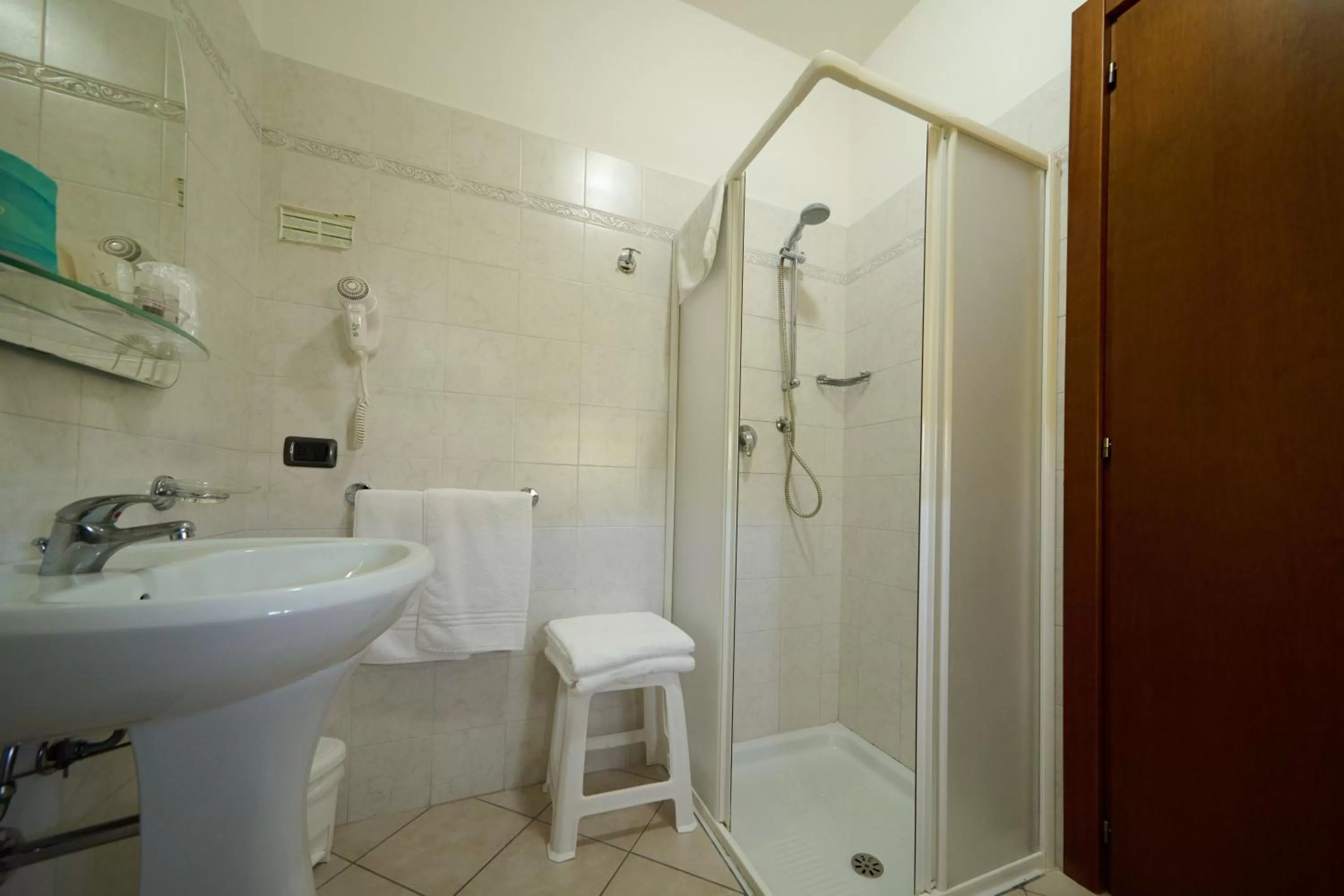 Bathroom in Albergo Shine