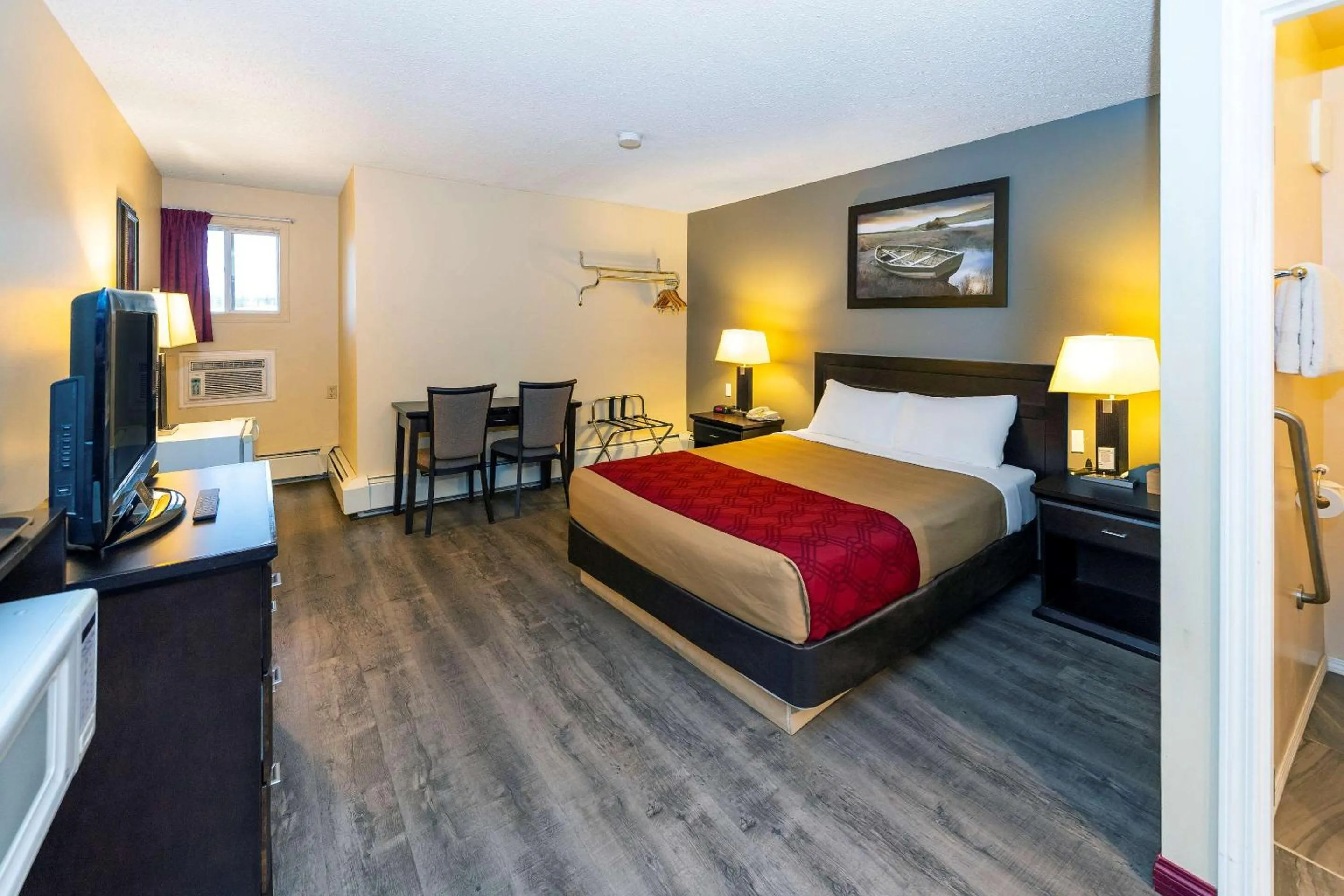 Bedroom, Bed in Econo Lodge