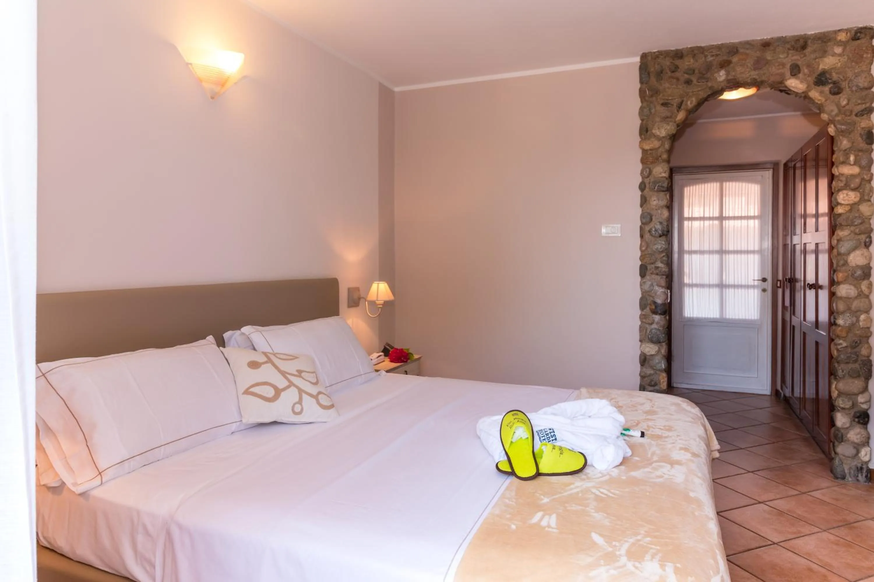 Photo of the whole room, Bed in West Garda Hotel