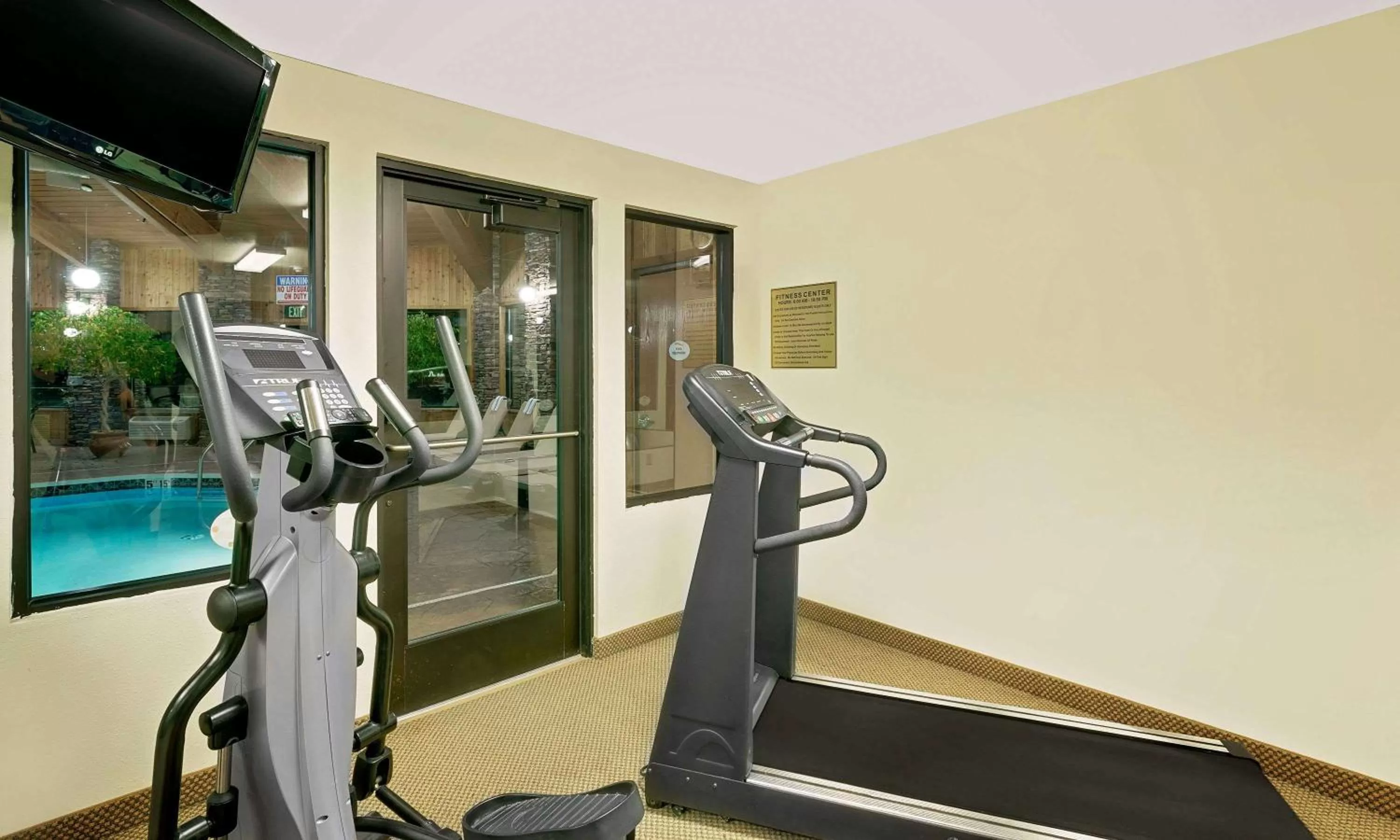 Fitness centre/facilities in Pinedale Hotel & Suites