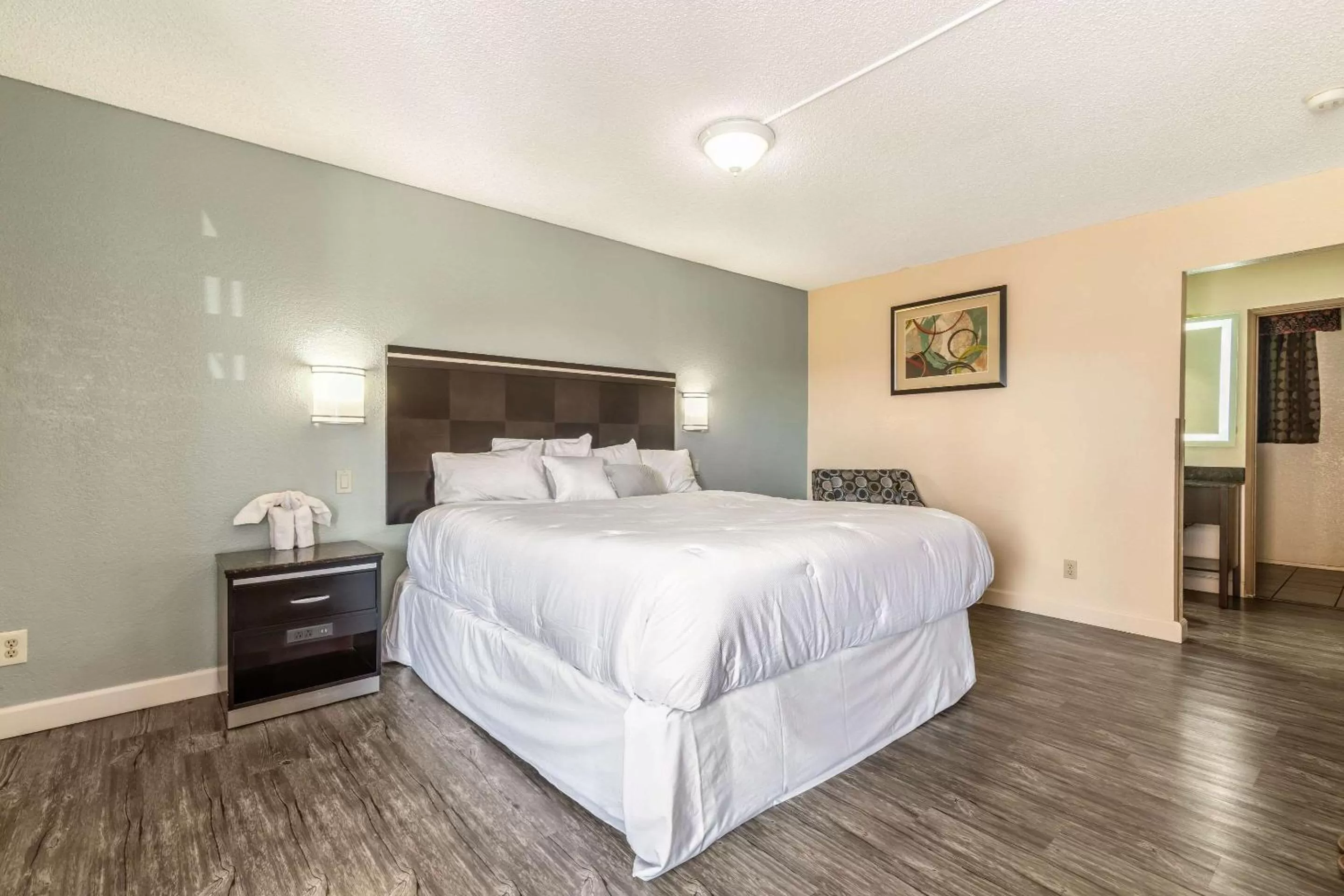 Photo of the whole room, Bed in Rodeway Inn On Historic Route 66