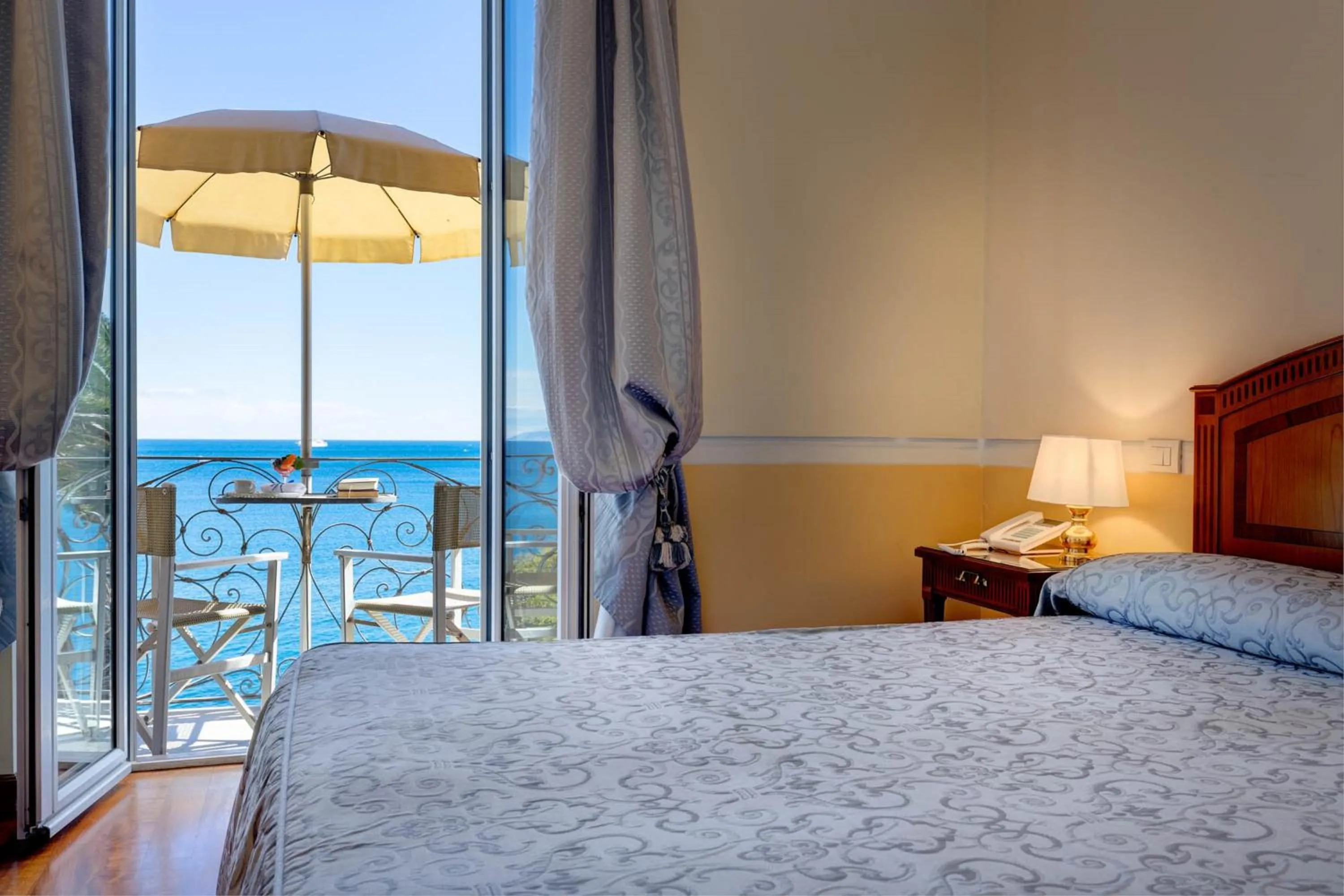 Bed in Hotel Continental