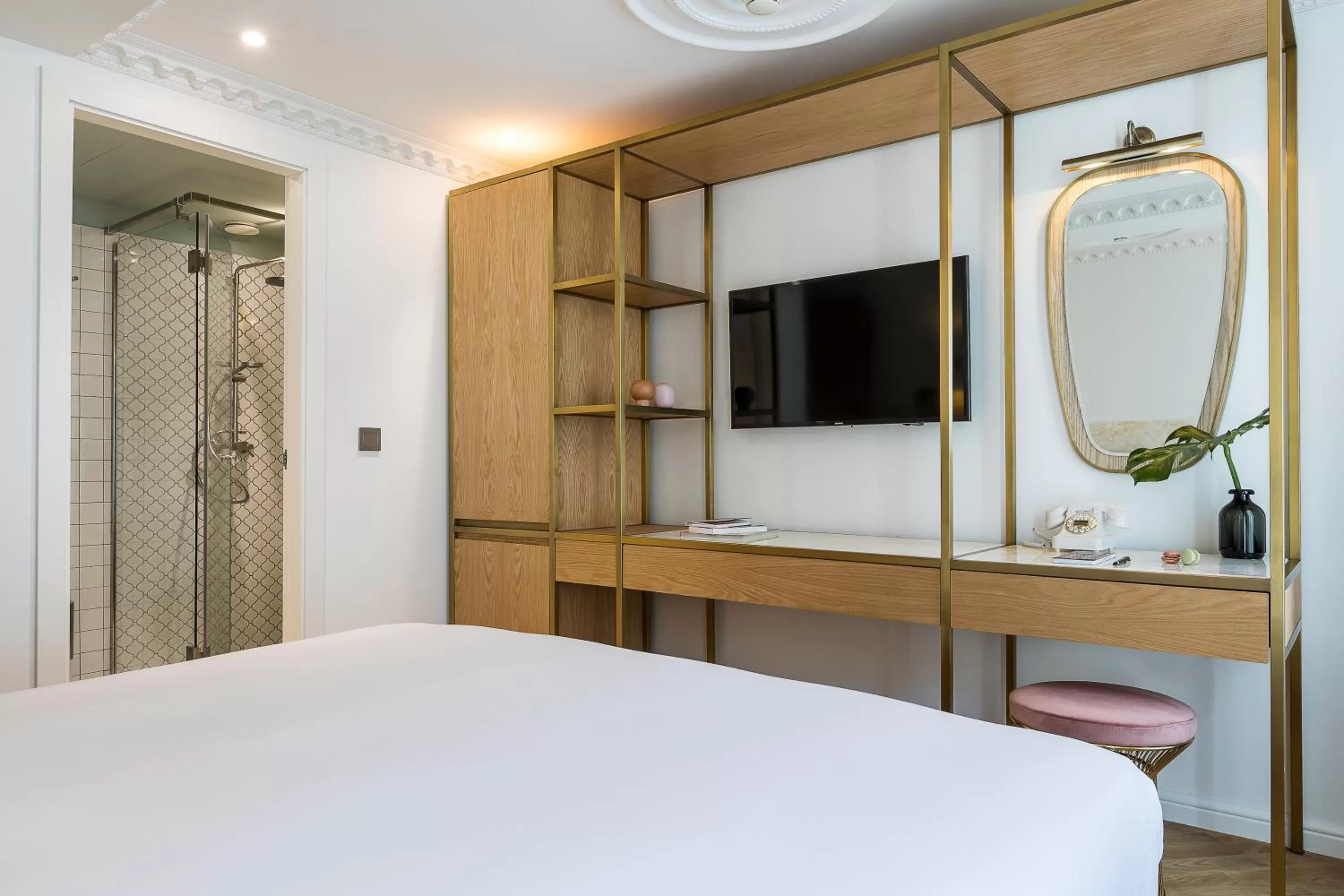 Bedroom, Bed in Rose Bourbon