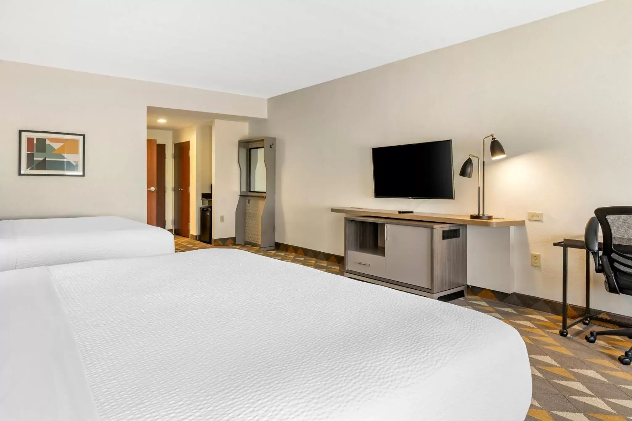 Standard Queen Room with Two Queen Beds in Holiday Inn Louisville Airport South by IHG Standard Queen Room with Two Queen Beds in Holiday Inn Louisville Airport South by IHG