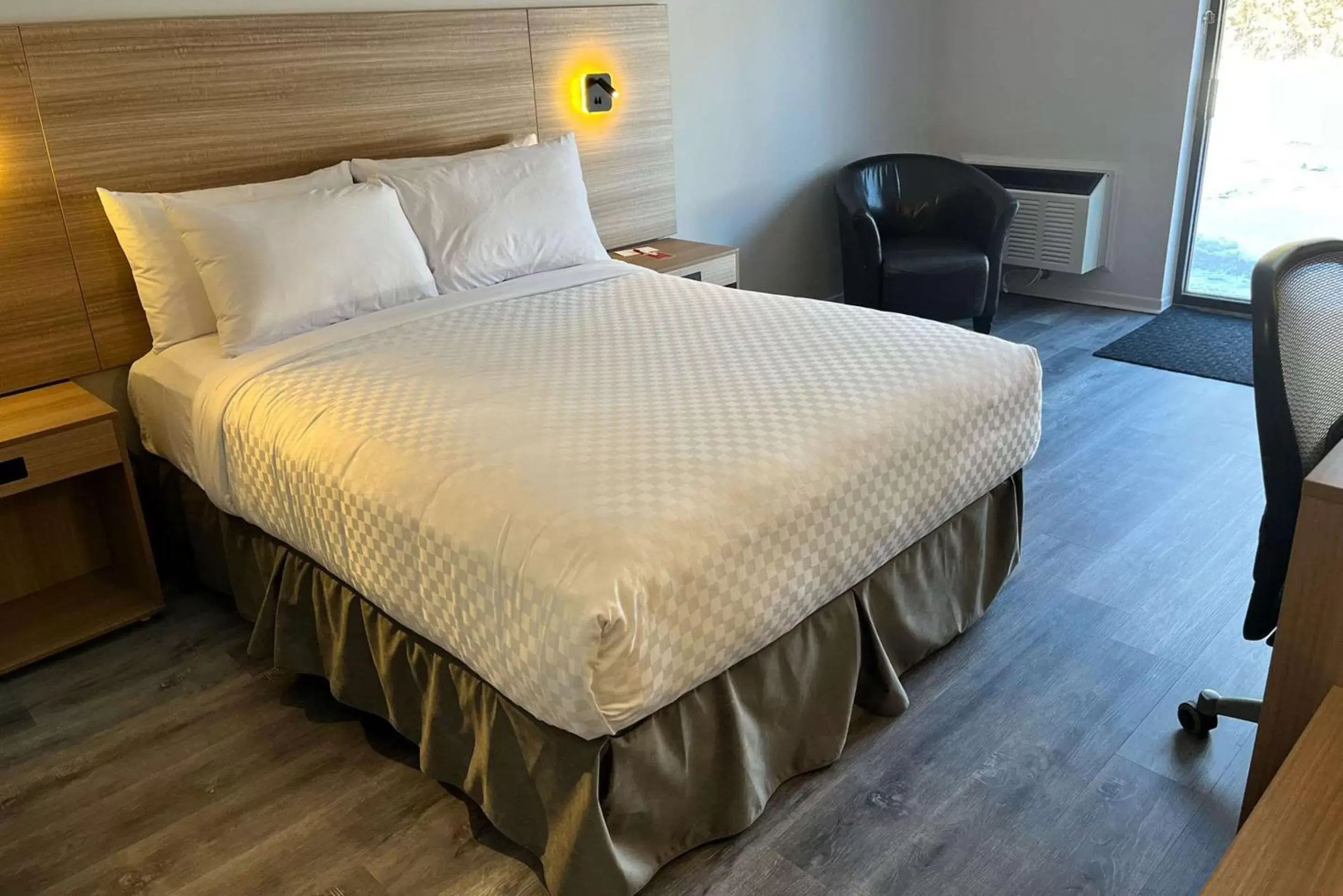 Room with One Queen bed - Second Floor (Nonsmoking room) in Econo Lodge Airport Quebec Room with One Queen bed - Second Floor (Nonsmoking room) in Econo Lodge Airport Quebec