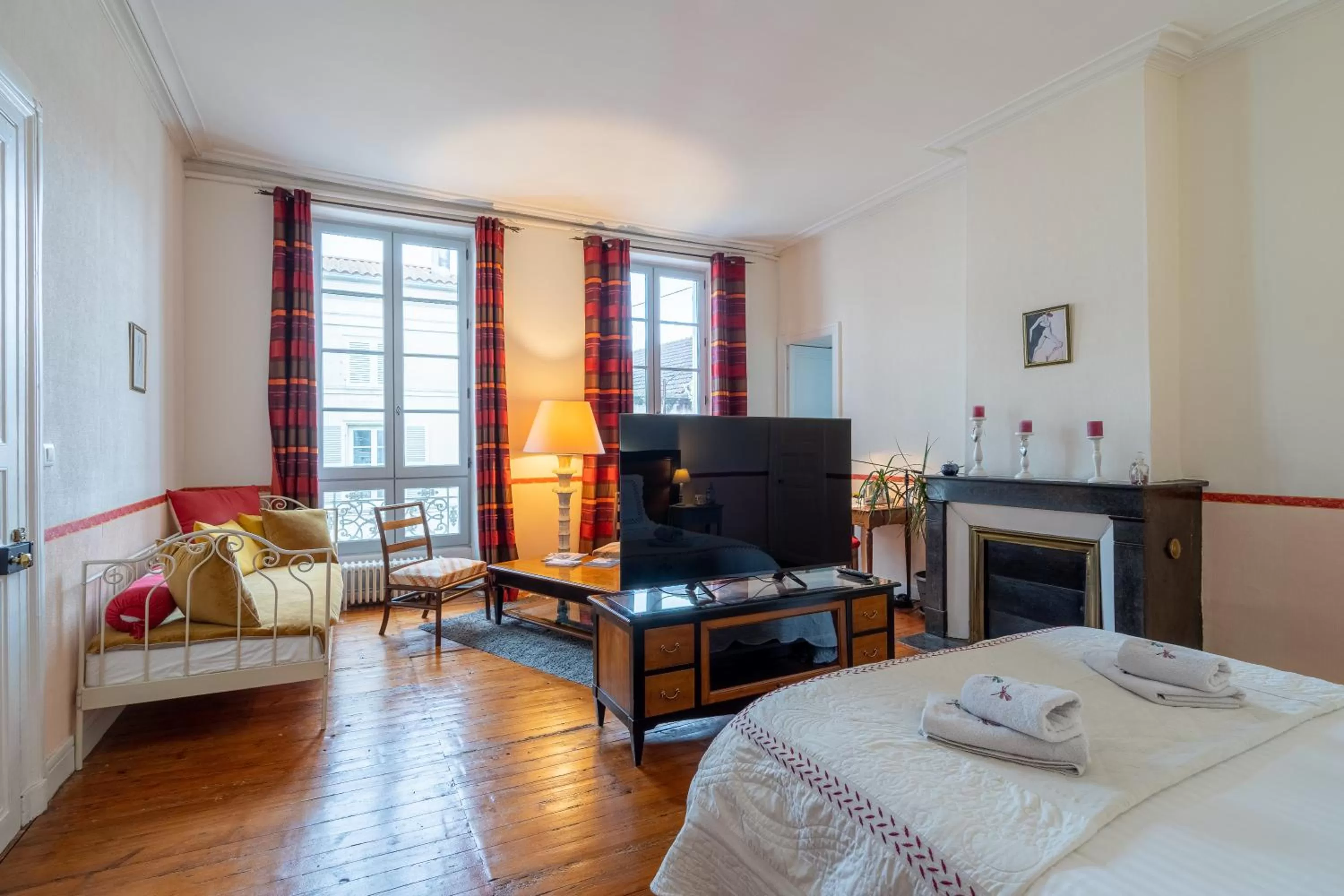 Bed, TV/Entertainment Center in H de Surgères