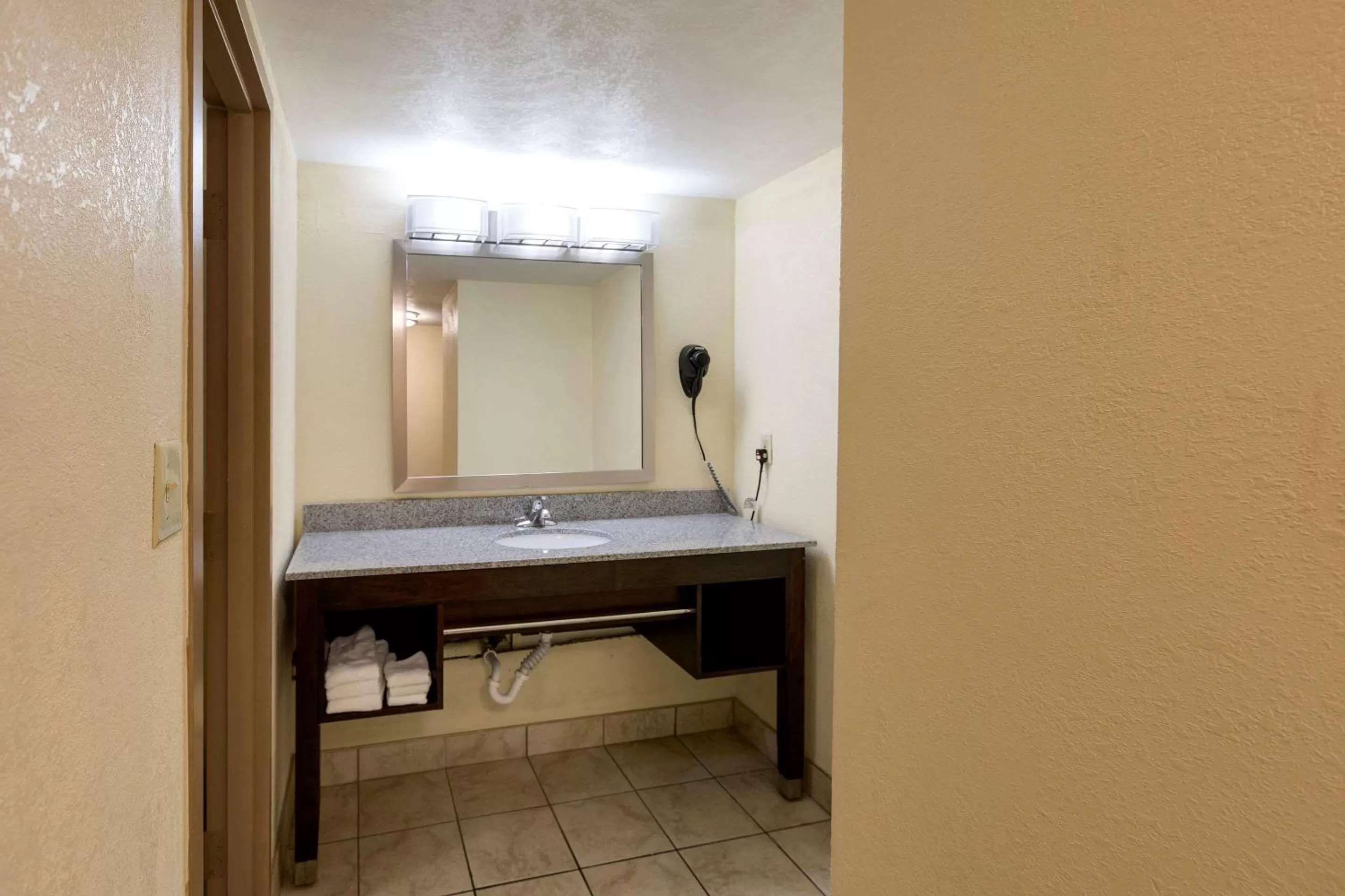 Bedroom in Clarion Hotel Detroit Metro Airport