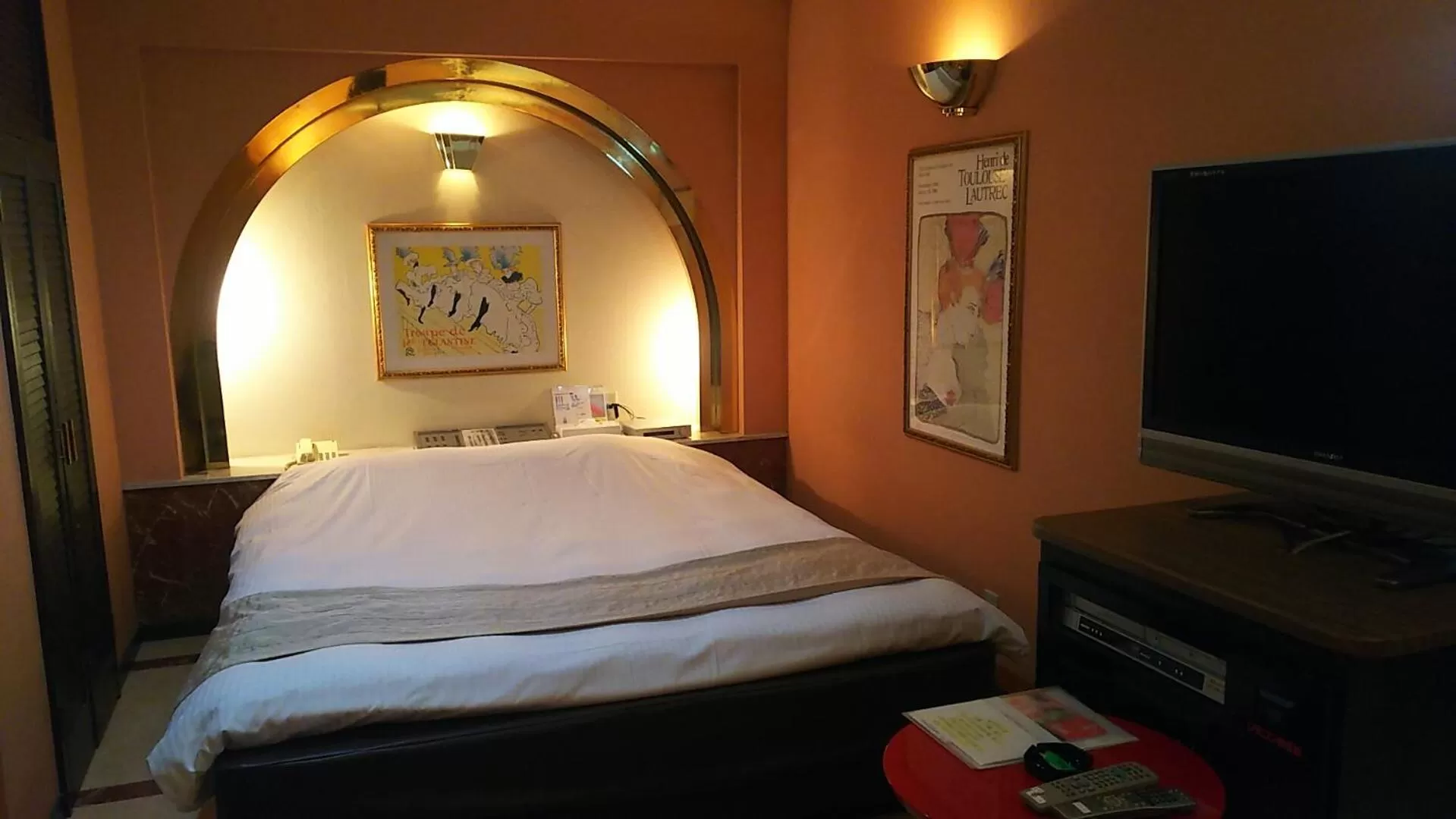 Photo of the whole room, Bed in Hotel Sting