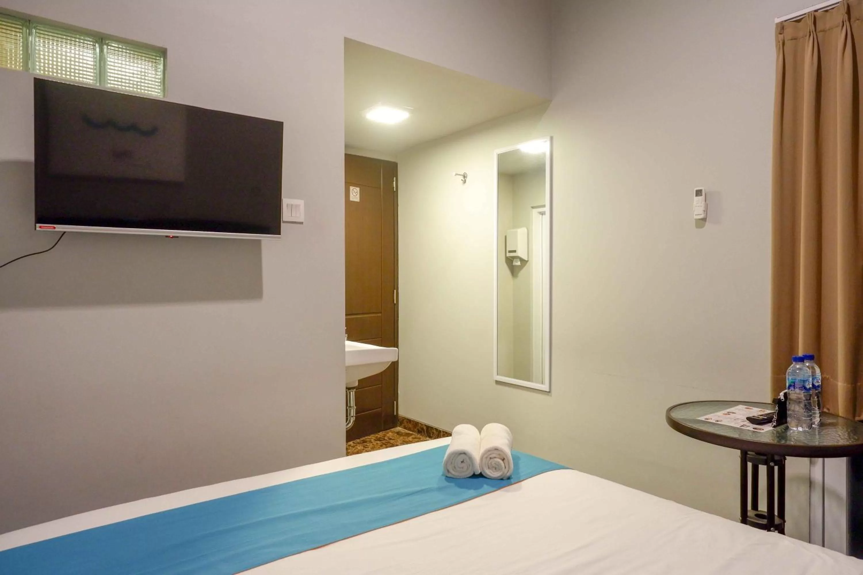 Bedroom, Bed in Sans Hotel Empress Simpang Lima